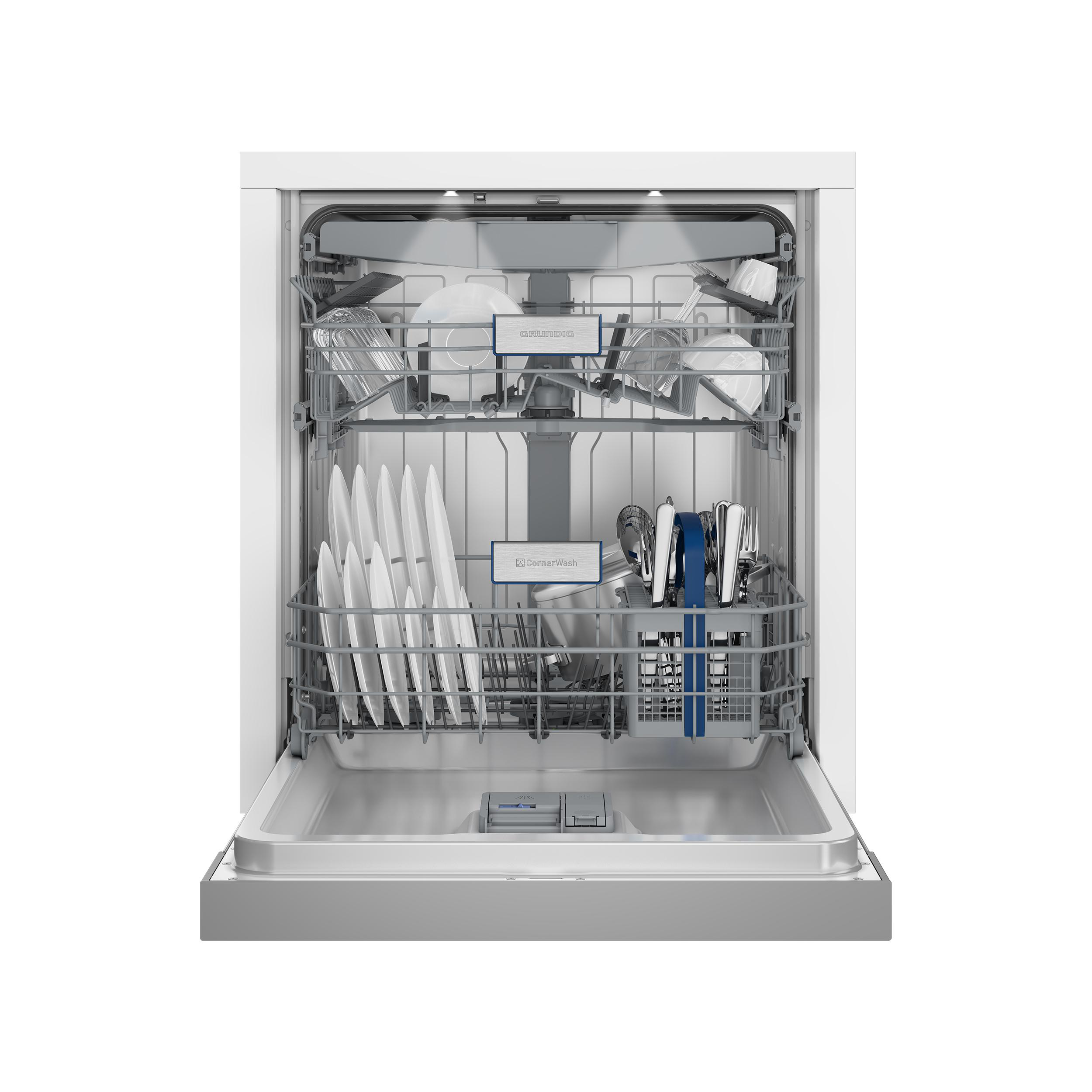 Geöffnete Spülmaschine mit gestapelten Tellern, Besteck und einer Box mit der Aufschrift 'Cutlery Caddy'.