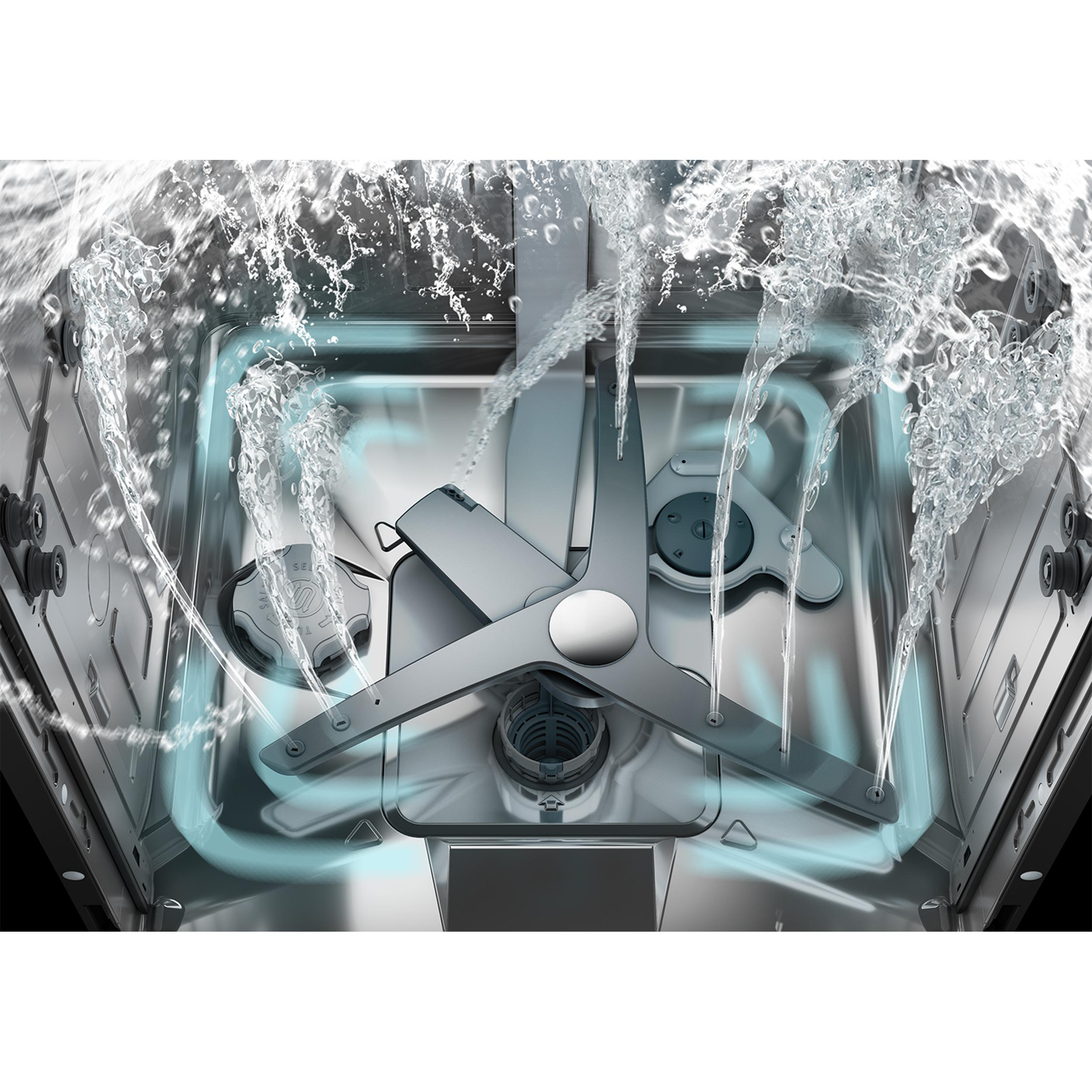 Nahaufnahme des Innenraums einer Spülmaschine mit Wasser, das aus dem rotierenden Arm sprüht. Metallteile sichtbar.