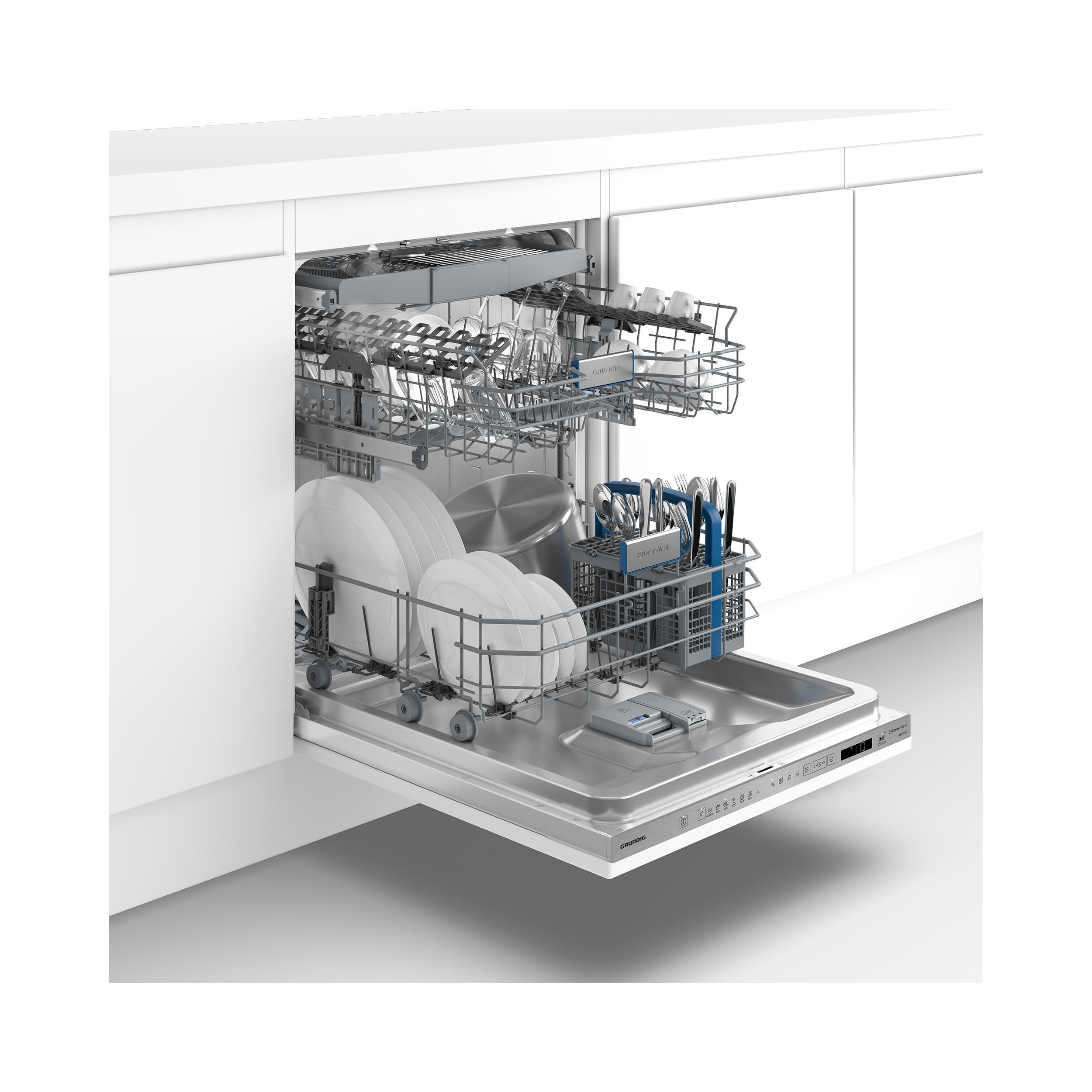 Geöffnete Spülmaschine mit Geschirr, Besteck und Reinigungsmitteln gefüllt.