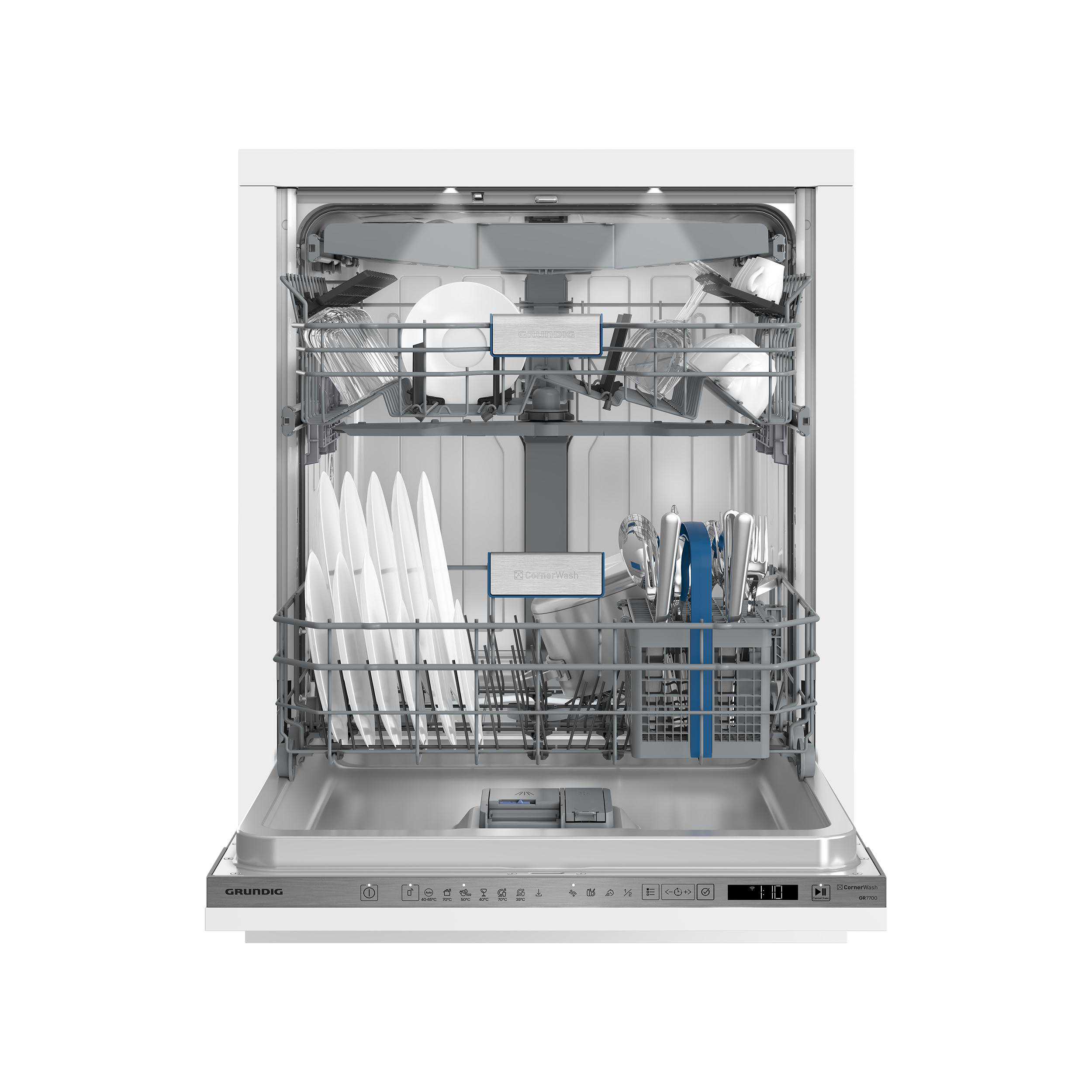 Ein Geschirrspüler mit offener Tür, der Gestelle, Geschirr und Besteck im Inneren zeigt.