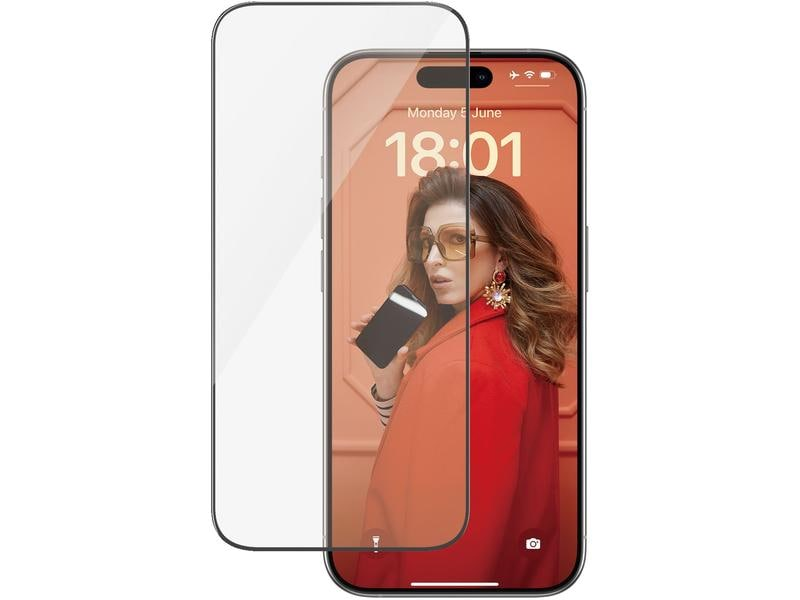 Telefon mit Displayschutzfolie. Telefon zeigt Frau in rotem Mantel und Sonnenbrille. Uhrzeit ist 18:01. Klare Displayschutzfolie links.