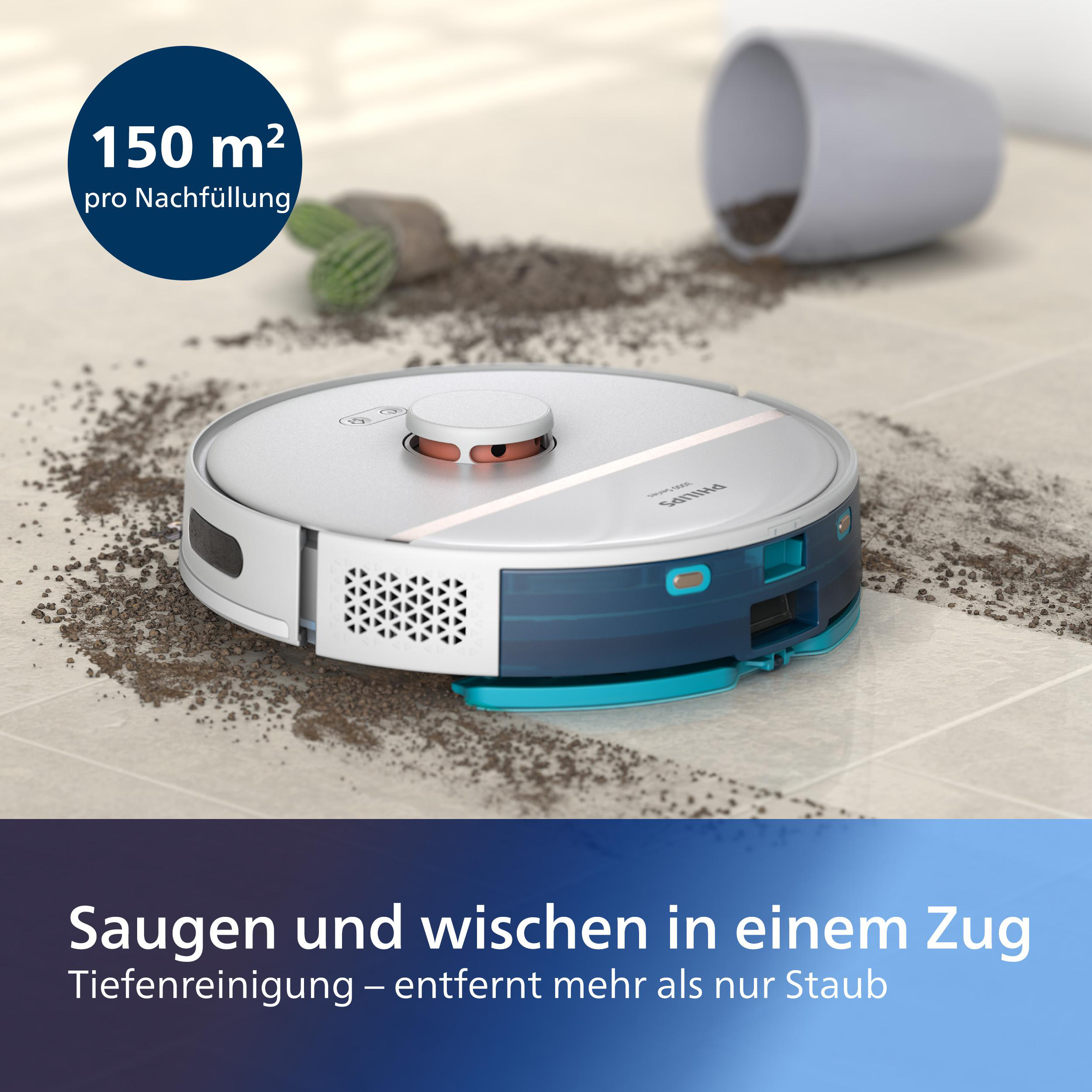 Ein Roboter-Staubsauger auf Fliesenboden. Schmutz ist verstreut. Ein umgestürzter Topf ist im Hintergrund.
