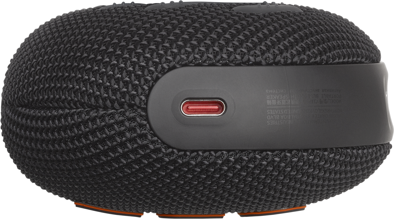 Un altoparlante nero con una porta USB-C e una superficie strutturata.