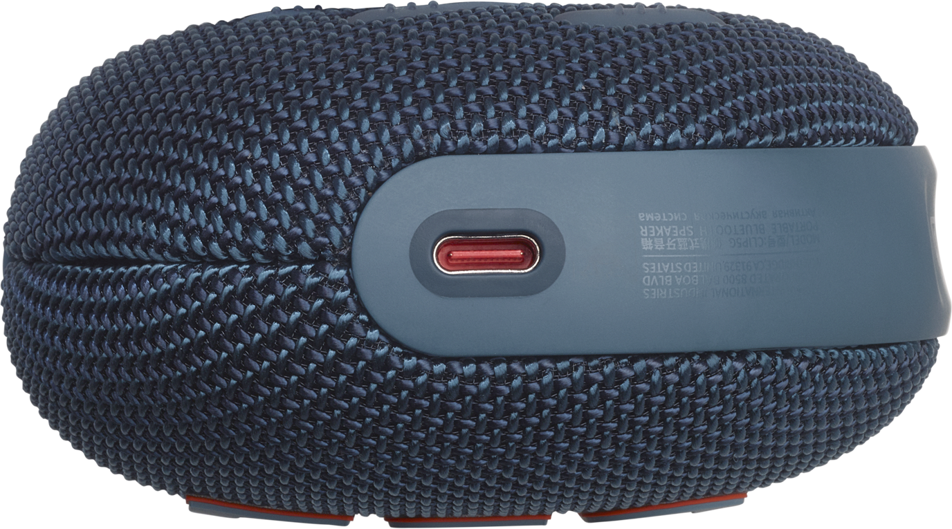 Nahaufnahme eines blau-grauen Lautsprechers. USB-C-Anschluss ist sichtbar.
