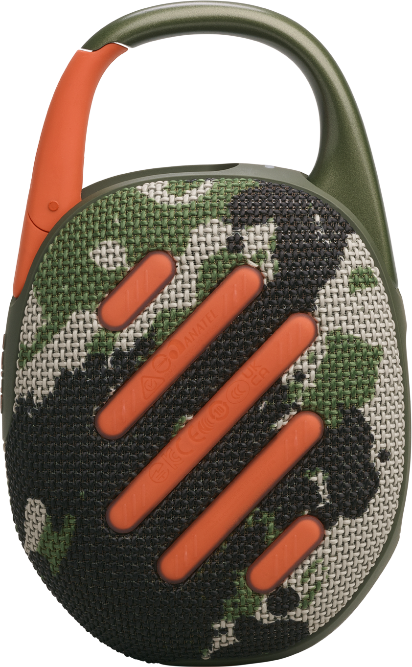 Lautsprecher mit Tarnmuster, orangefarbenen Akzenten und Trageclip. JBL-Logo sichtbar.