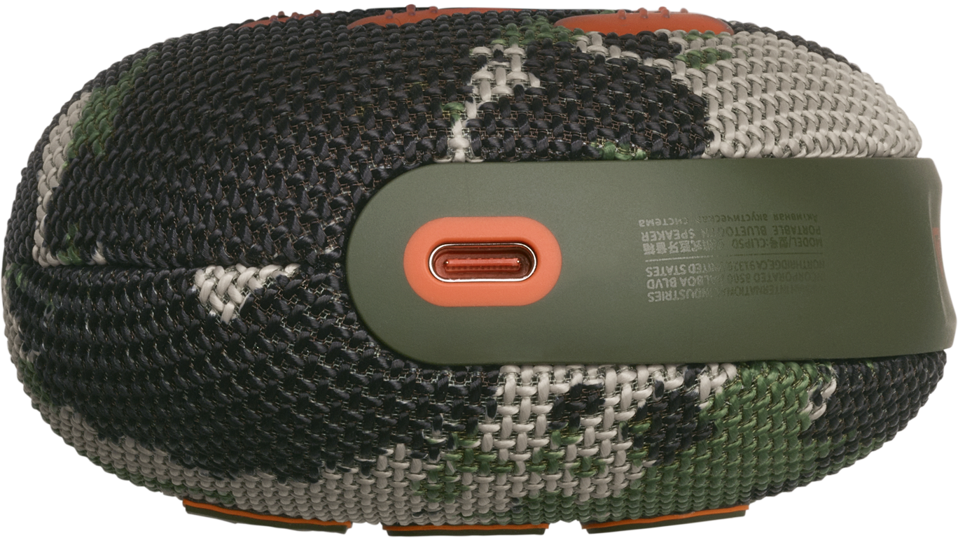 Ein Lautsprecher mit Tarnmuster, USB-C-Anschluss und Ladeanschluss.