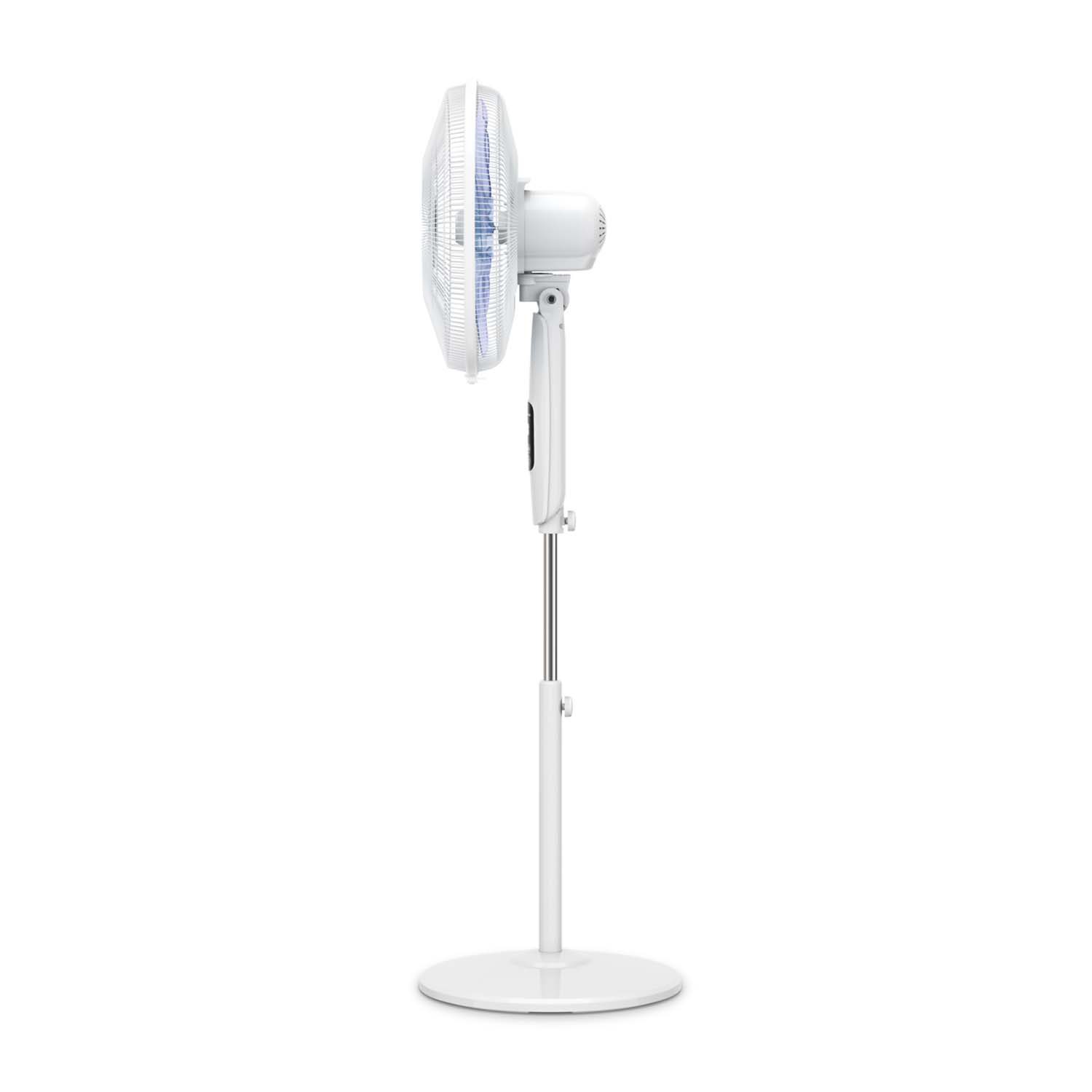 Un ventilatore bianco, vista laterale, su sfondo bianco.