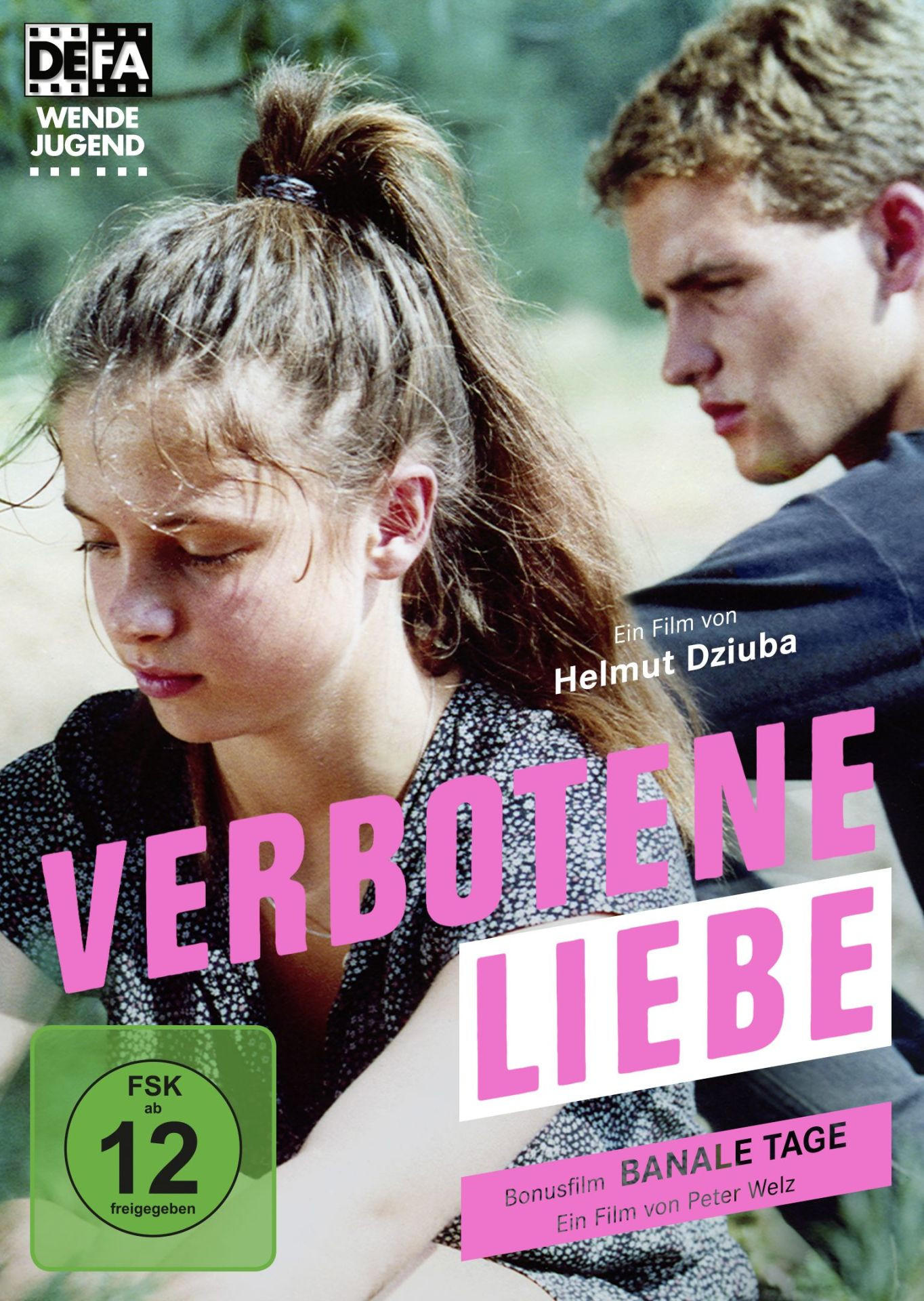 Filmposter für 'Verbotene Liebe'. Eine junge Frau und ein Mann im Vordergrund. Text in Pink.
