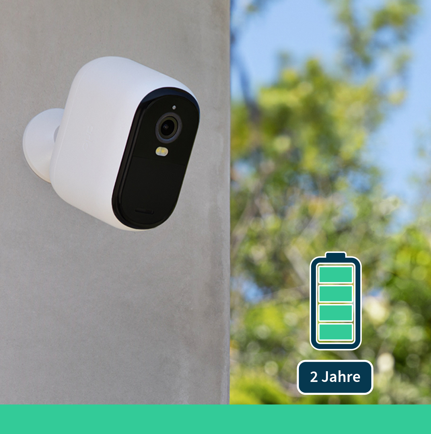 Weiße Sicherheitskamera an grauer Wand. Zeigt ein Batteriesymbol und Text: '2 Jahre'.