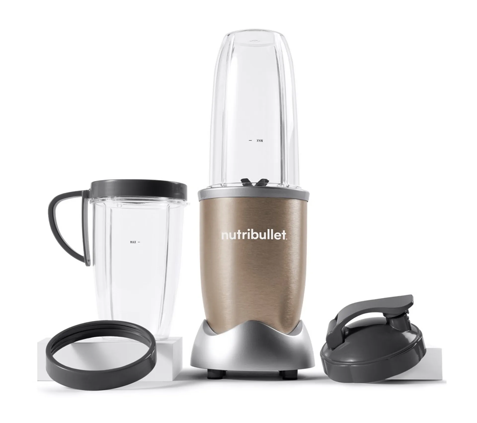 Blender Nutribullet z częściami, w tym kubkiem i czarnym uchwytem.