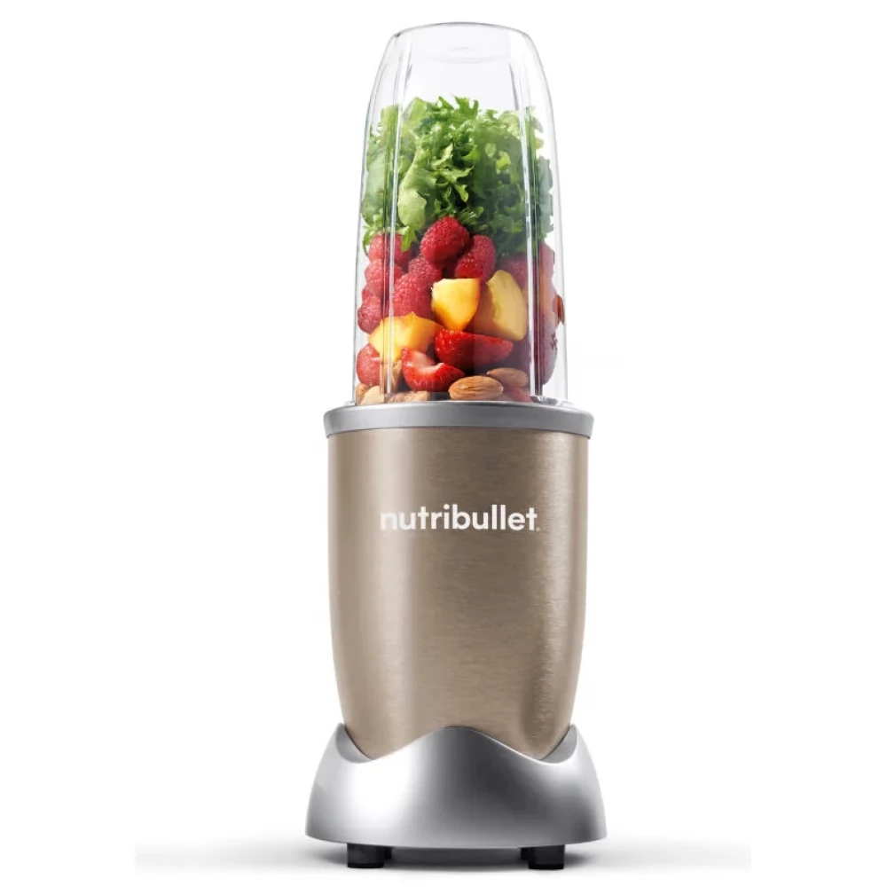 Blender Nutribullet wypełniony owocami, warzywami i orzechami.