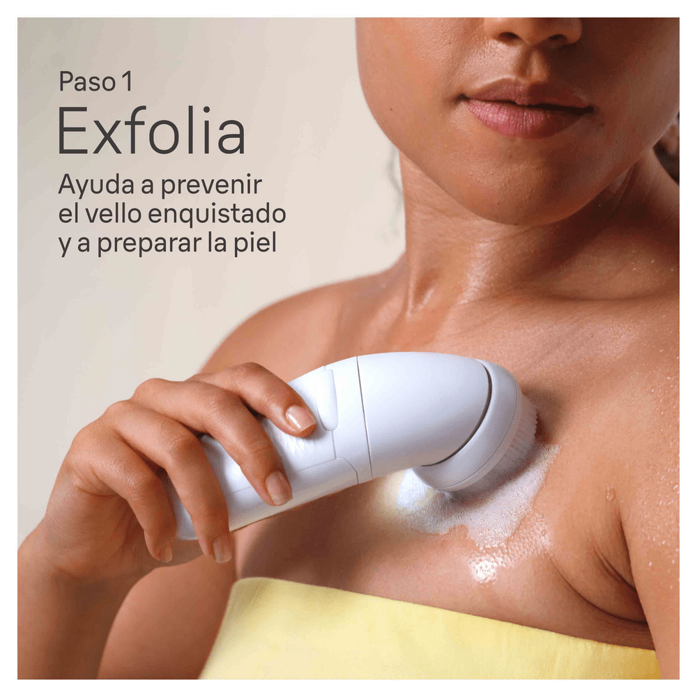 Una mujer se exfolia el pecho con un cepillo blanco. El texto en español dice 'Exfolia'.