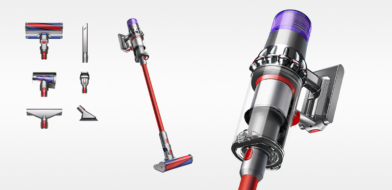 Dyson Staubsauger mit Aufsätzen, rot und silber, auf weißem Hintergrund.