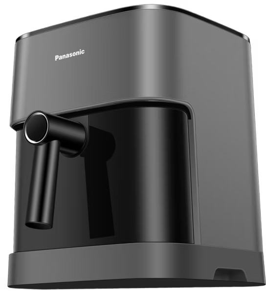Fekete Panasonic kávéfőző. Fekete háttér. Oldalnézet, fogantyúval.
