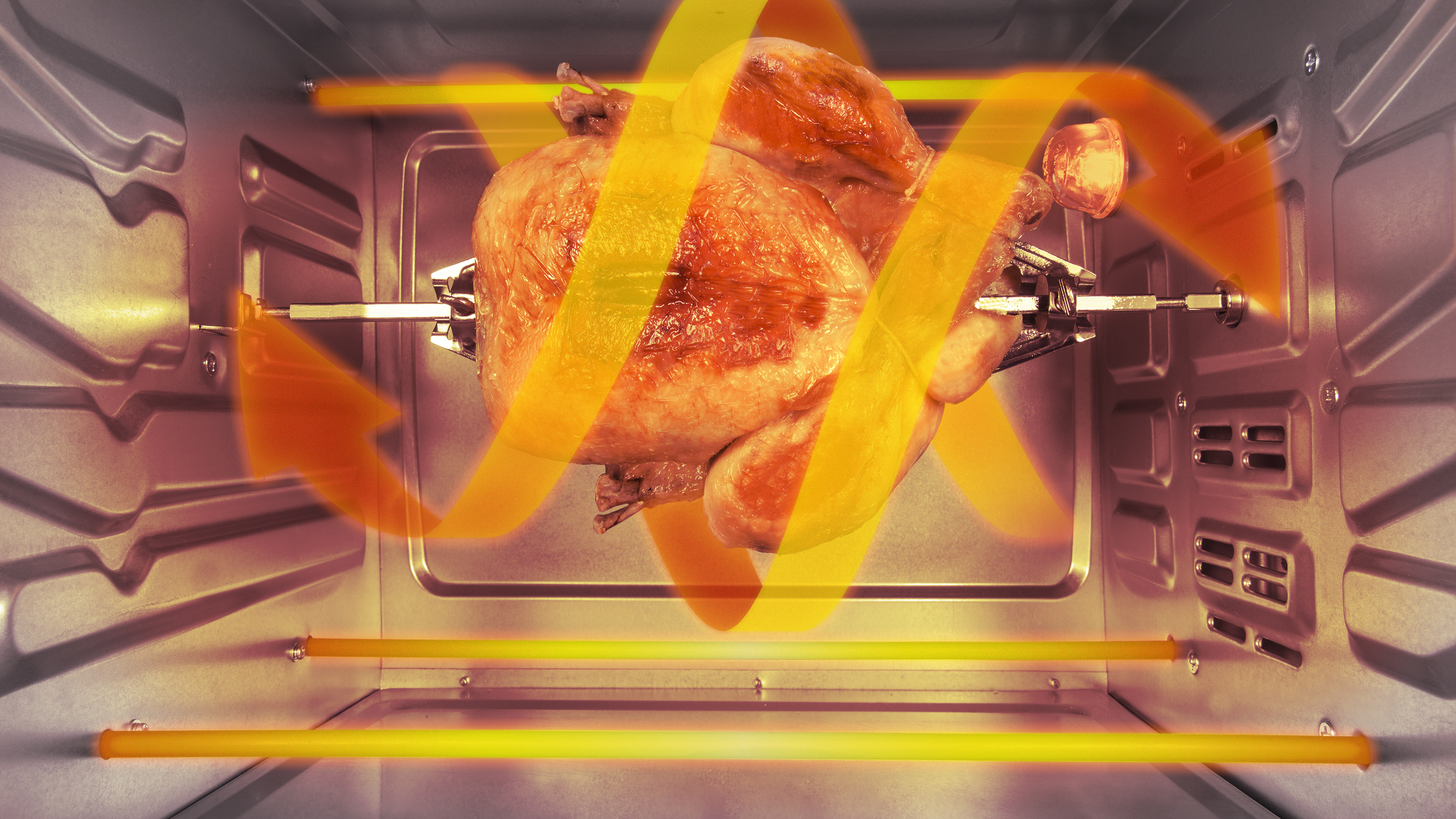 Interior de horno rotisserie con pollo asado y líneas de flujo de calor naranjas.