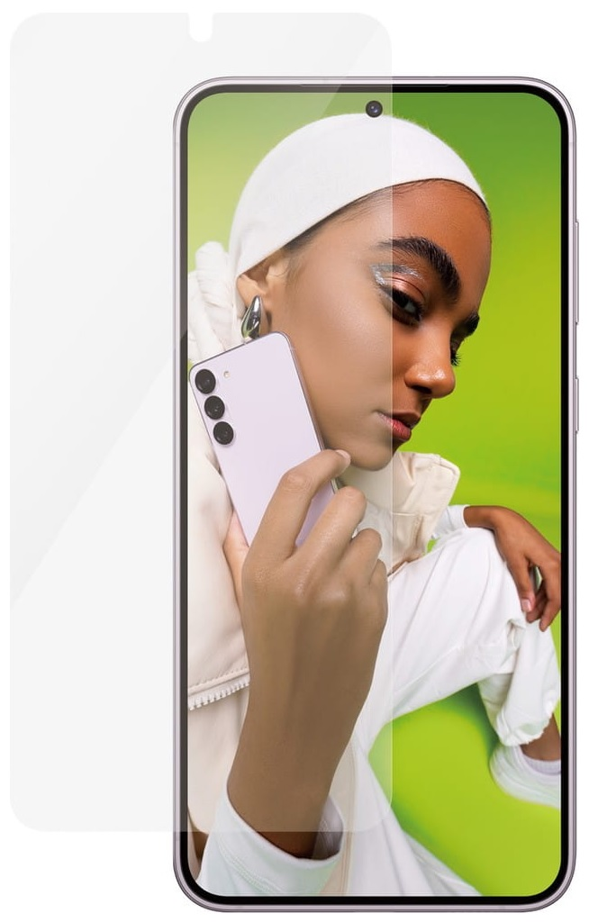 Kobieta trzymająca jasnofioletowy telefon z ochraniaczem ekranu na zielonym tle.