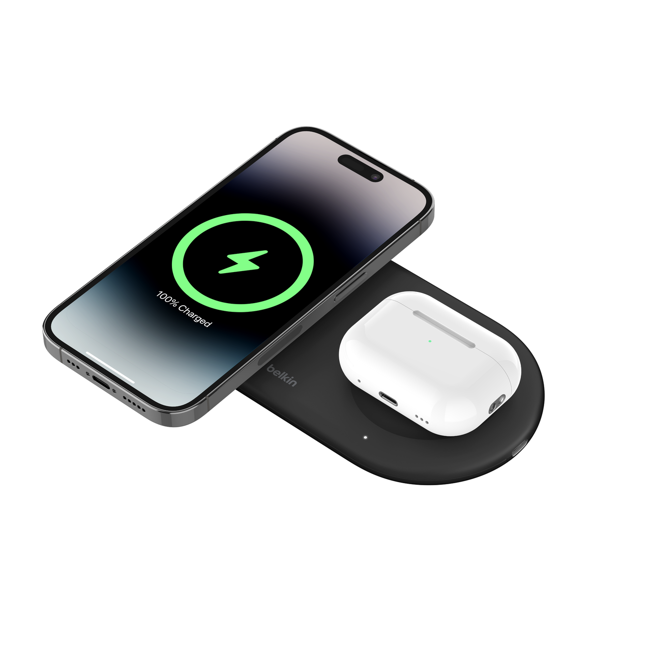 Siyah bir Belkin kablosuz şarj cihazında iPhone ve AirPods Pro, %100 şarj gösteriyor.