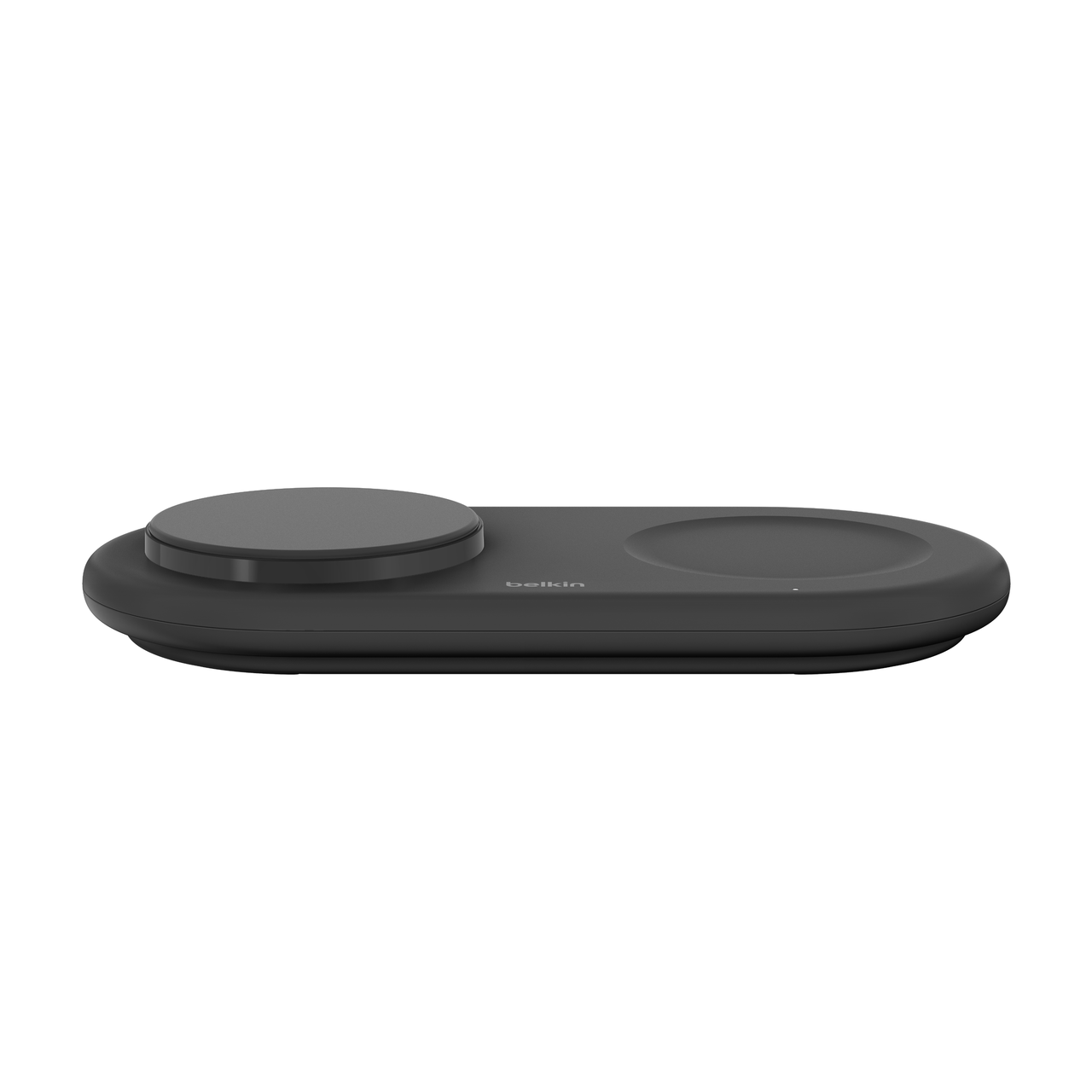 İki şarj pedi olan siyah kablosuz şarj cihazı. Belkin logosu görülebilir.