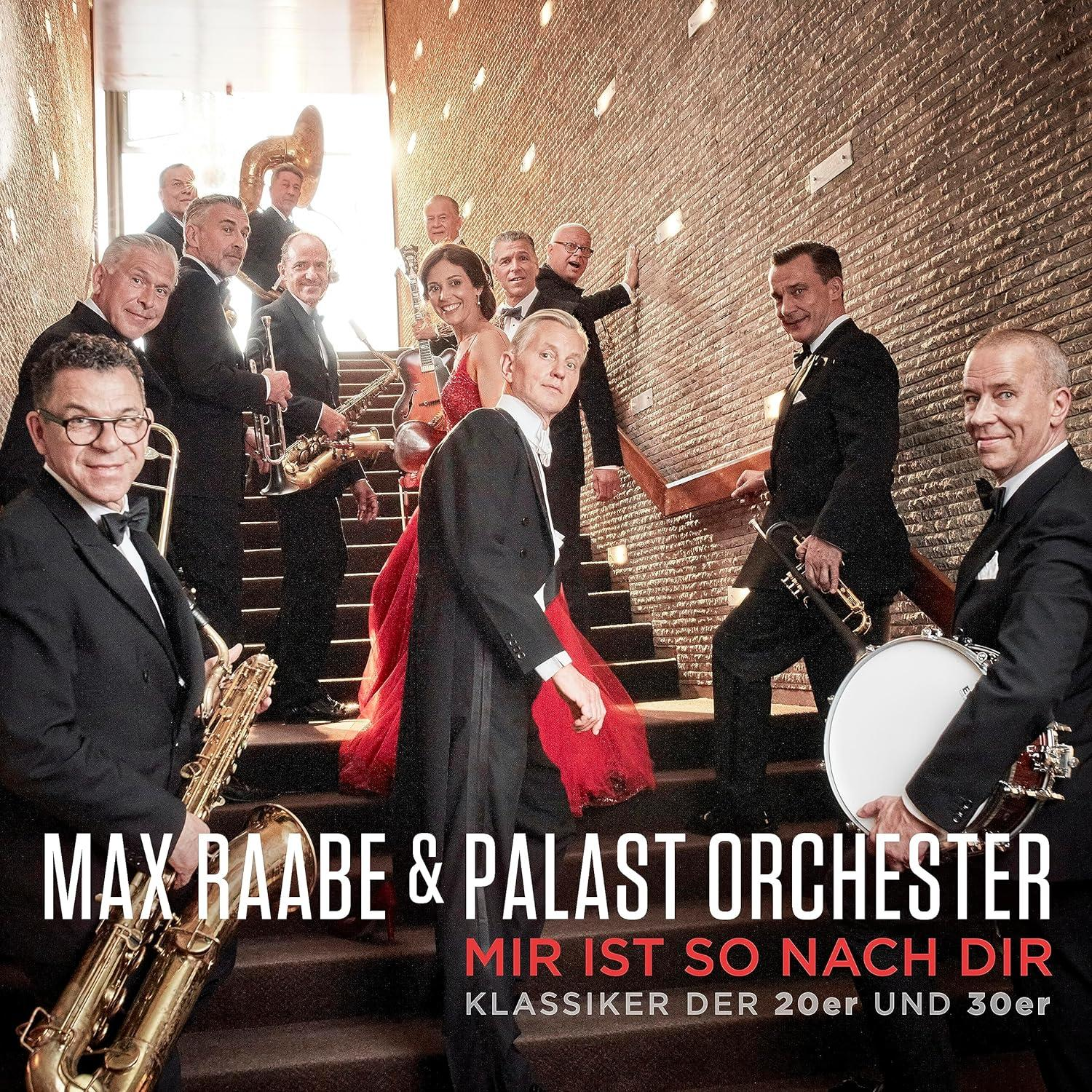 Max Raabe & Palast Orchester Albumcover, Band in Smokings auf Treppe, Titel in Weiß.