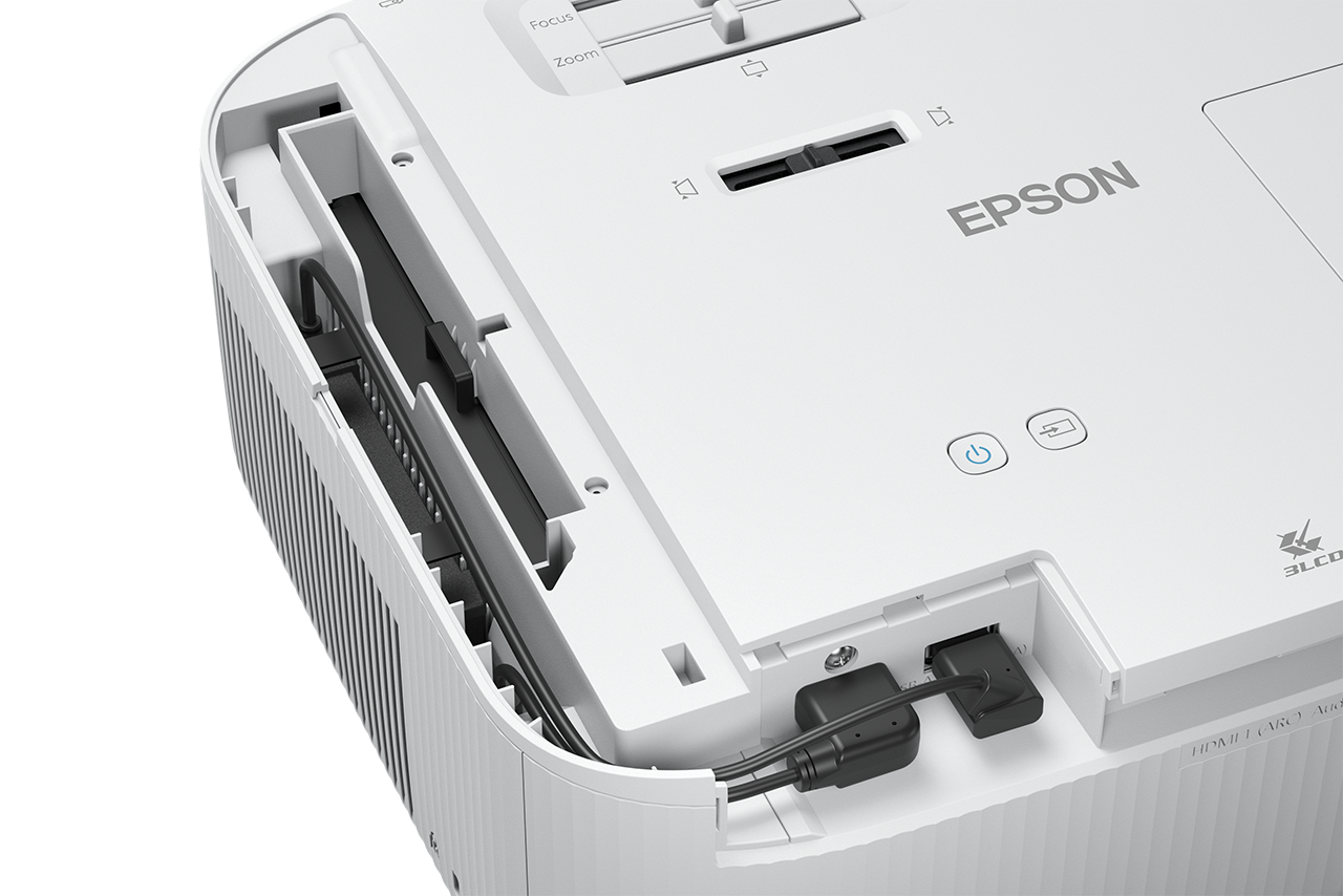 Bağlantı noktalarını ve kabloları gösteren açık bölmeli beyaz bir Epson projektör.