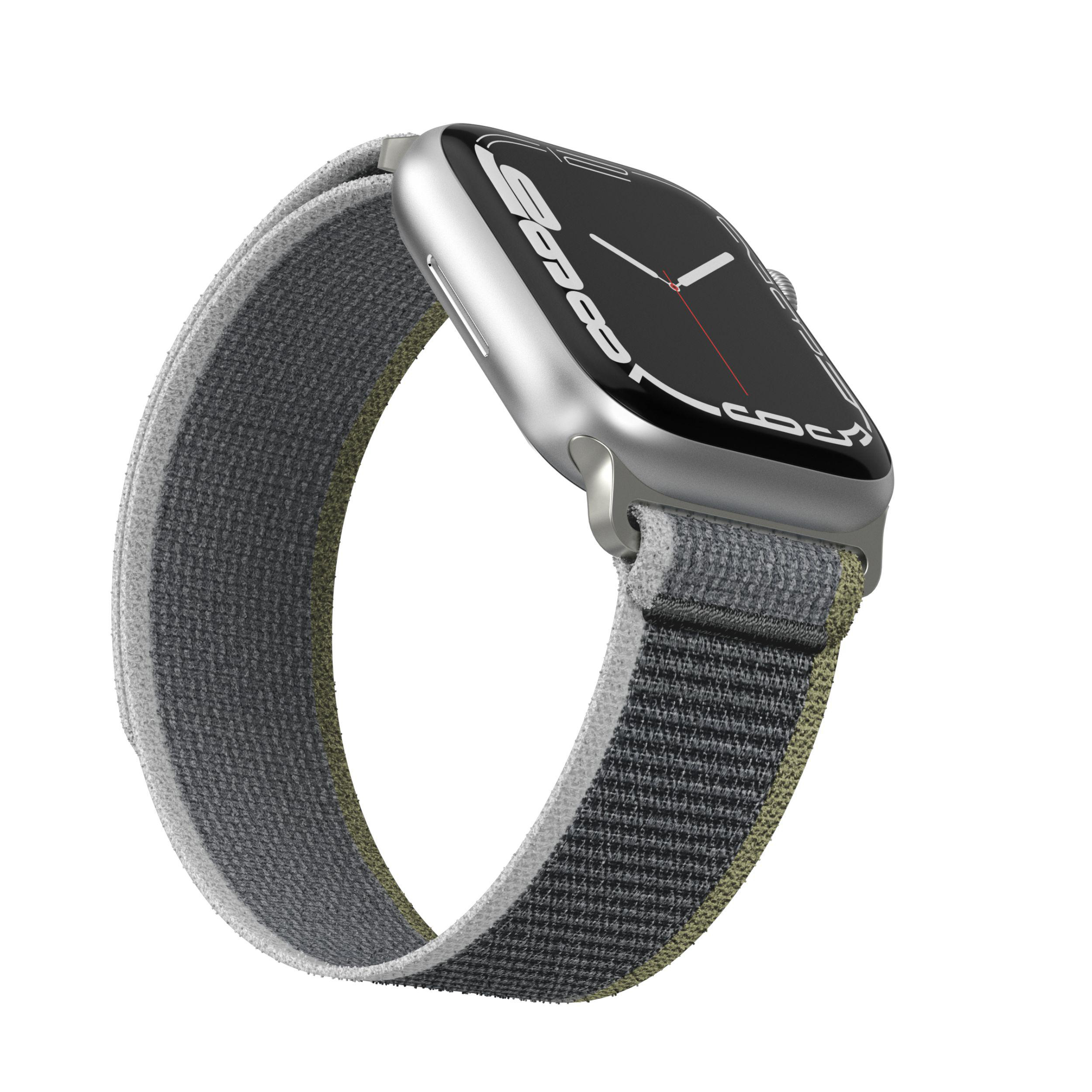 Apple Watch an einem grau-olivgrünen Armband. Das Zifferblatt ist schwarz mit weißen Zahlen.