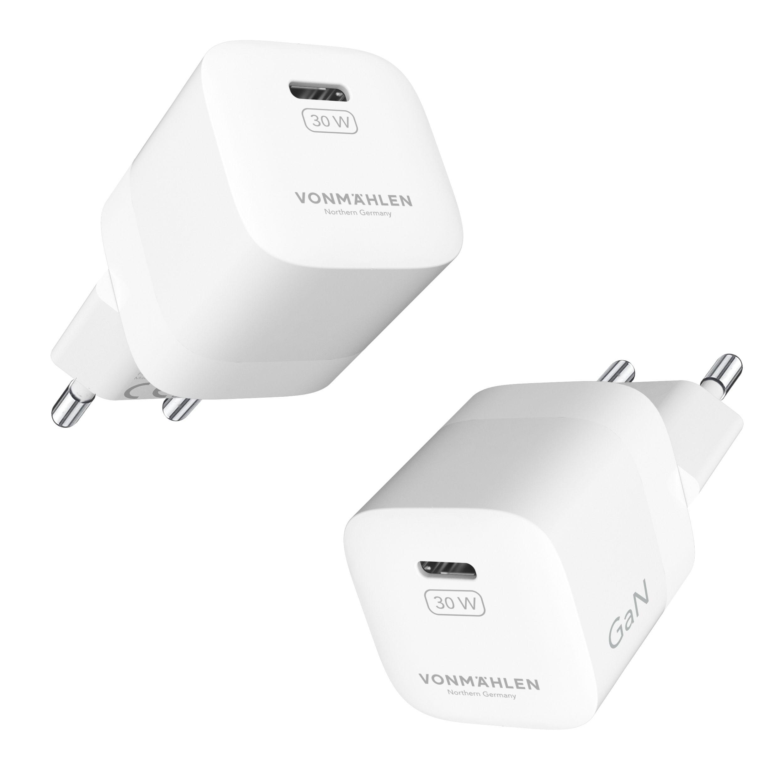 Zwei weiße Netzadapter. Jeder hat einen Stecker, einen USB-C-Anschluss und den Markennamen.