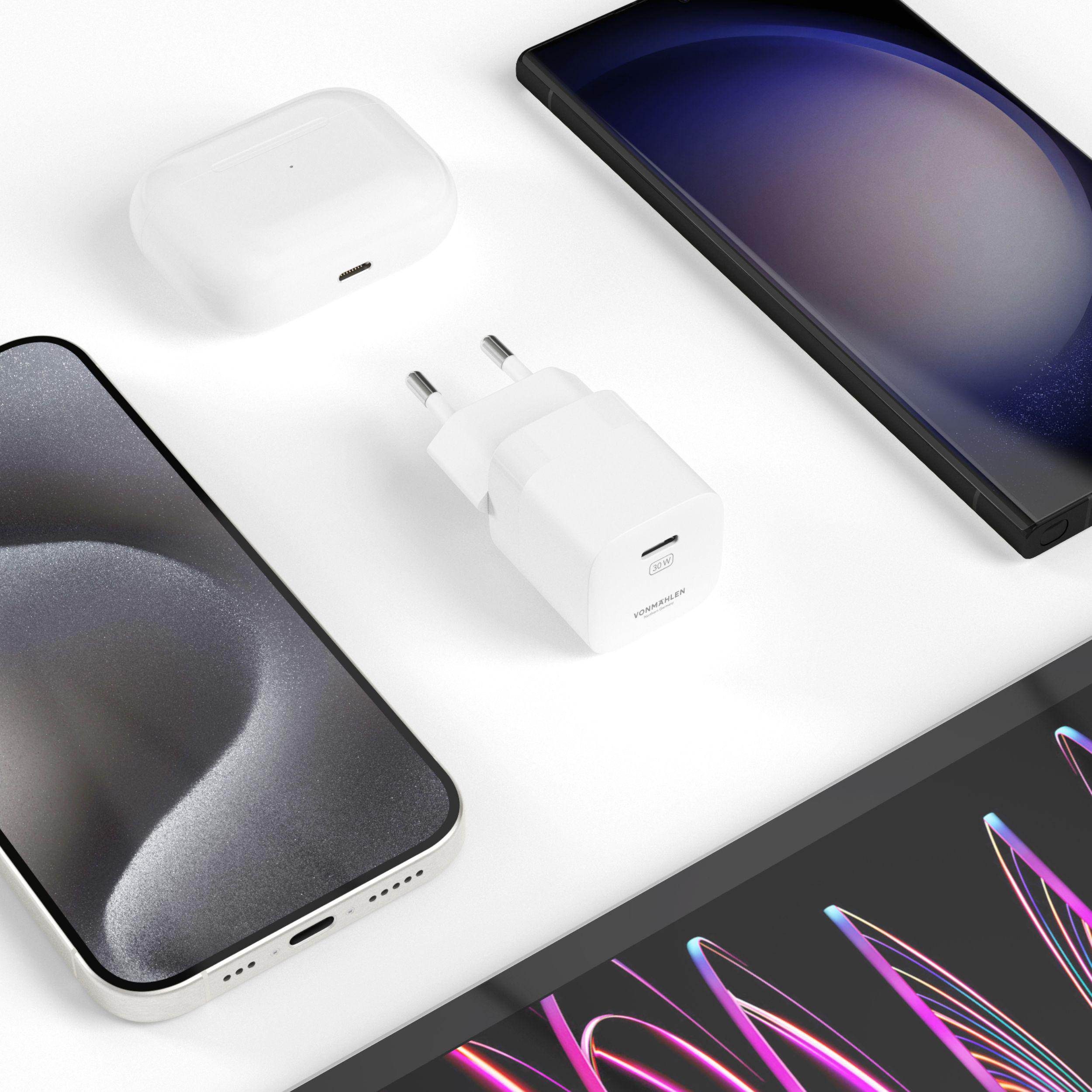 Elektronik auf weißer Oberfläche, einschließlich Telefon, Ohrhörer-Etui, Ladegerät und Tablet.