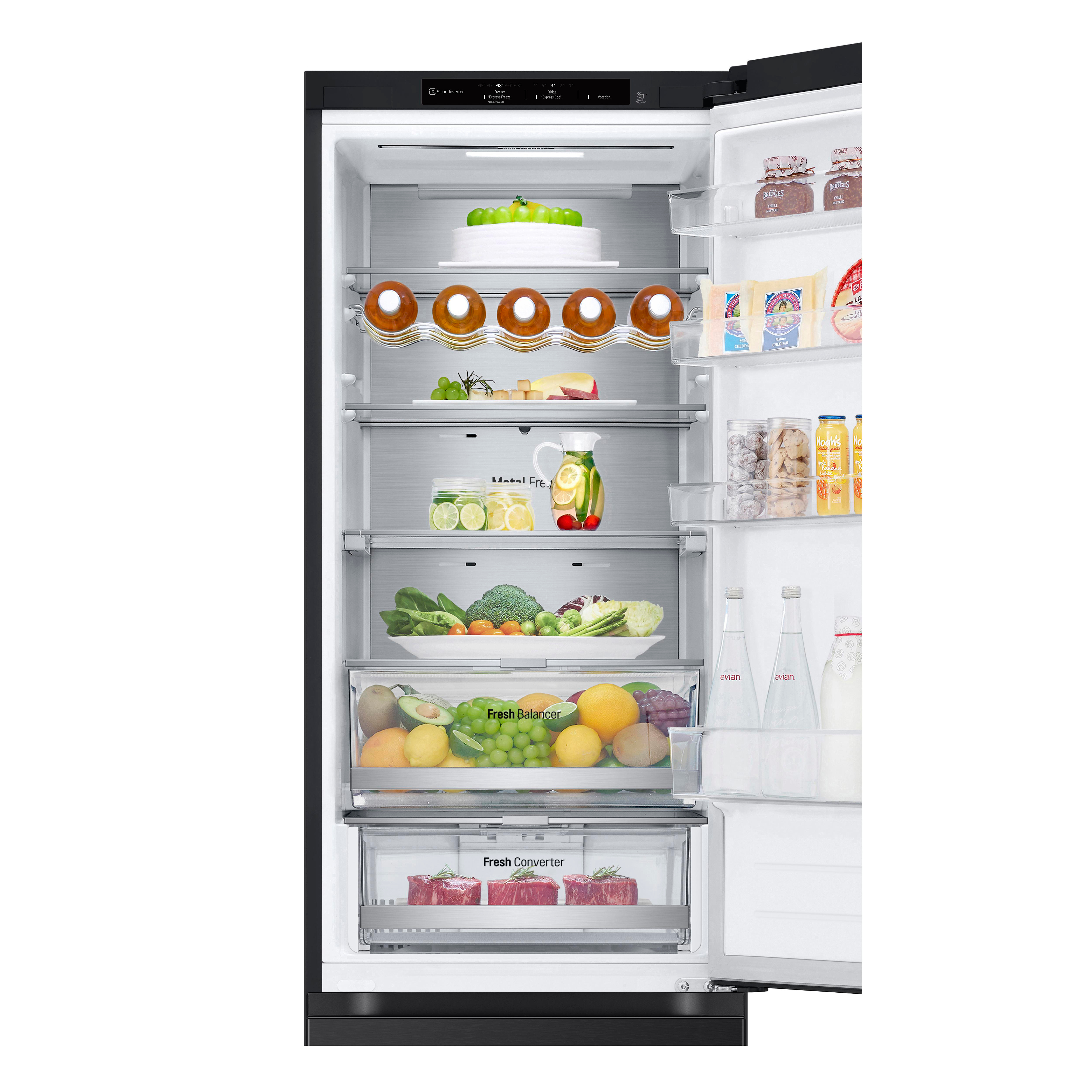 Geöffneter Kühlschrank voller Lebensmittel. Enthält Regale mit verschiedenen Artikeln und Schubladen mit Produkten.