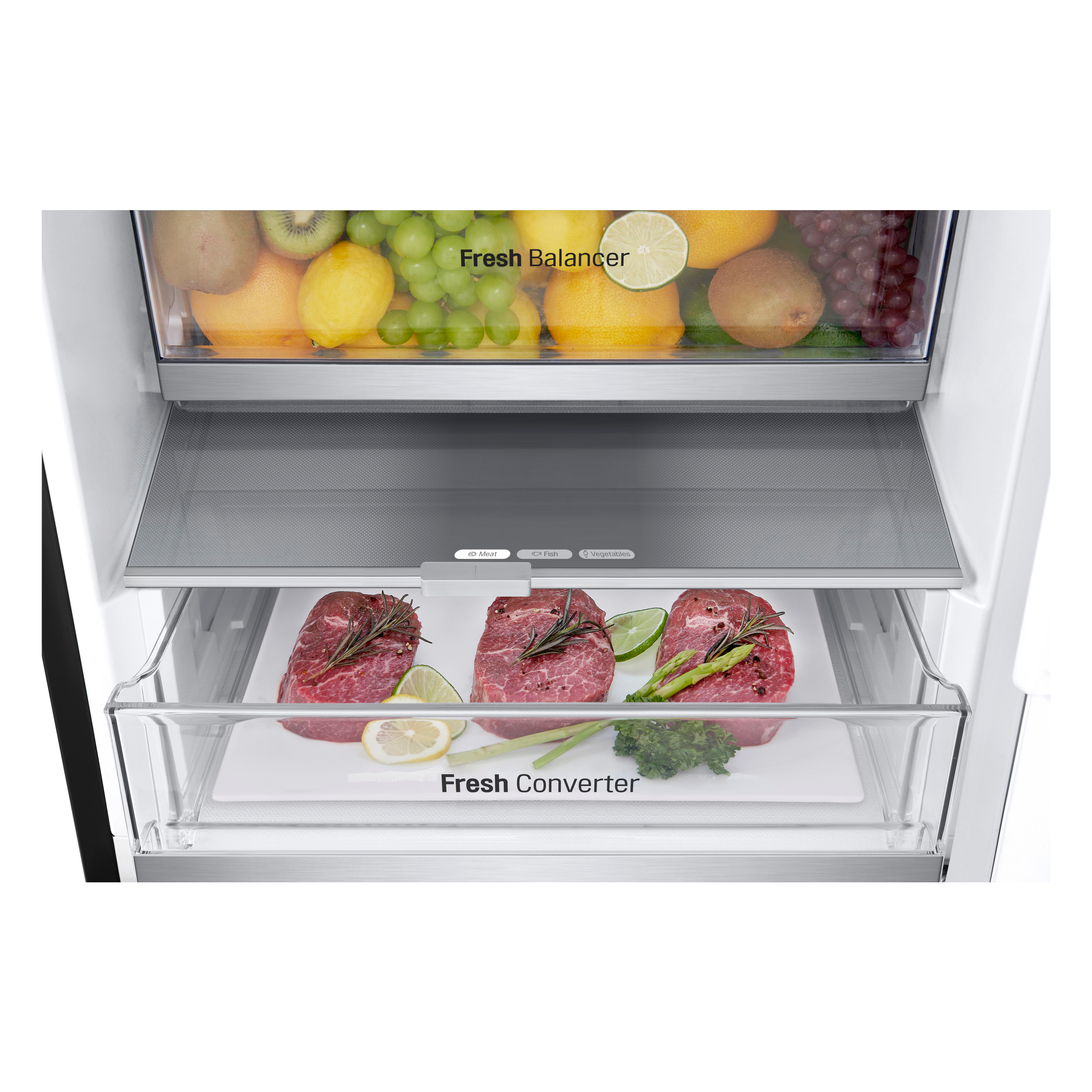Im Kühlschrank: Schublade mit Fleisch, Obst und Gemüse.