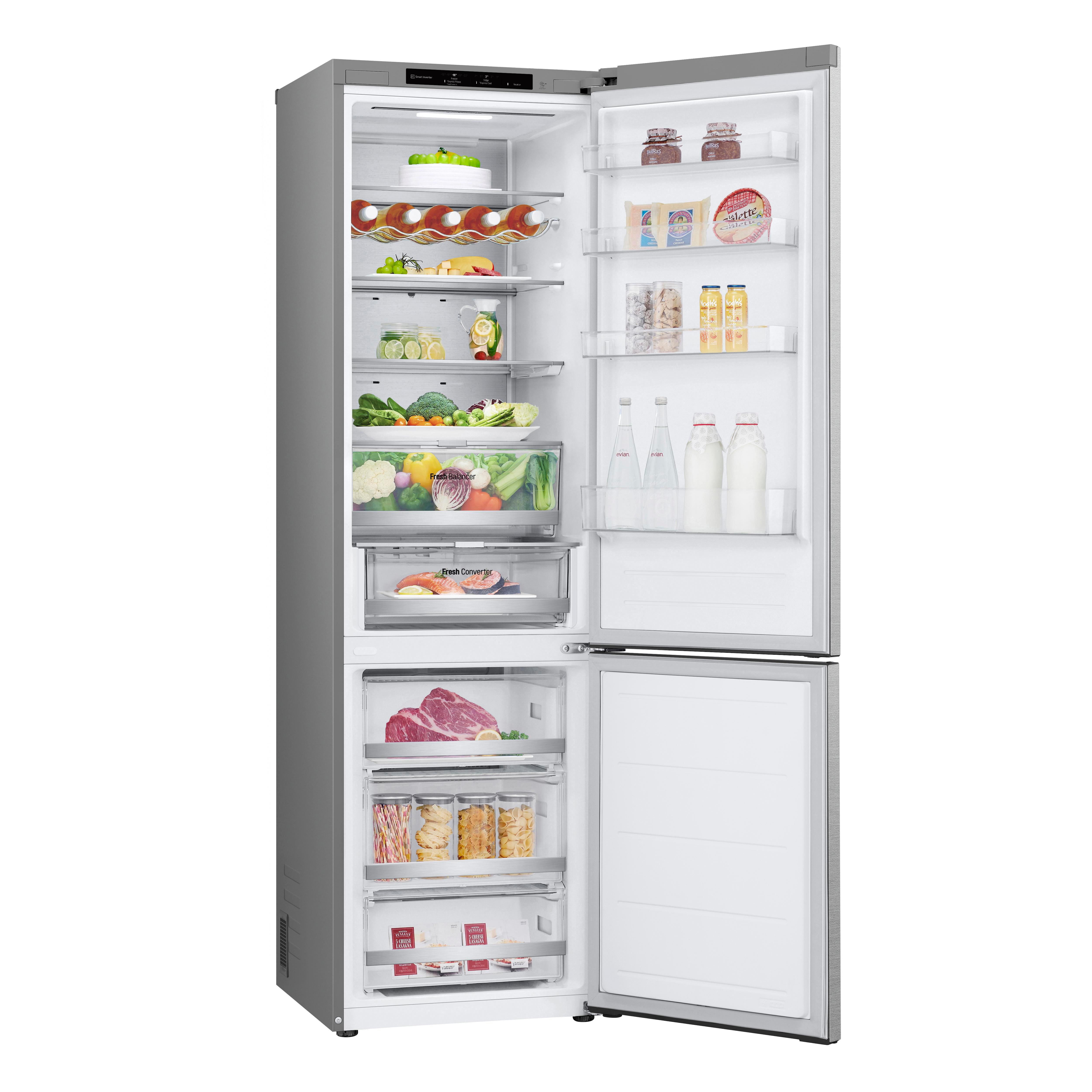 Geöffneter Kühlschrank mit Lebensmitteln in den Regalen. Enthält frische Produkte, Flaschen und Fleisch im Gefrierfach.