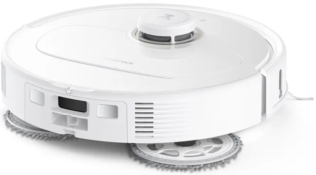 Aspirapolvere robotico bianco con i suoi panni per la pulizia visibili. È su uno sfondo bianco.