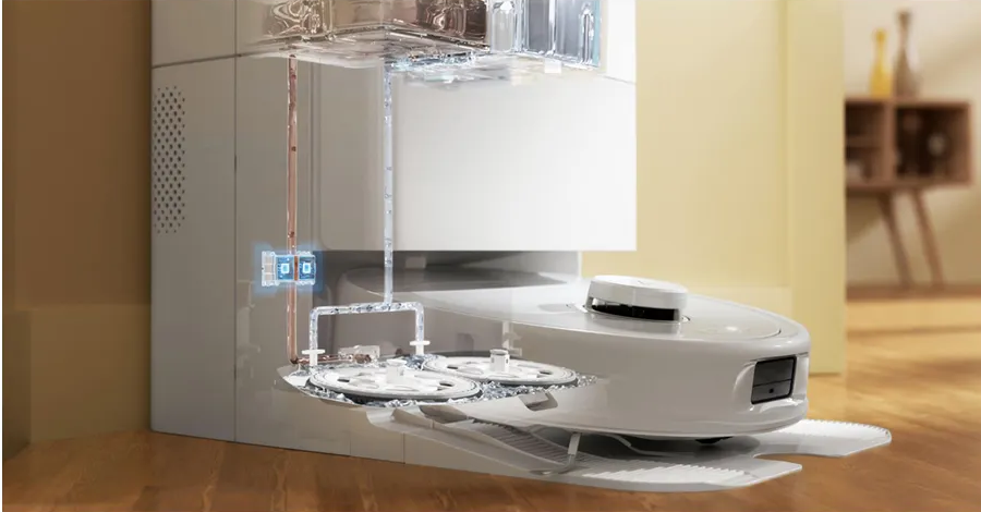 Robot aspirapolvere con serbatoio dell'acqua e panni per la pulizia.