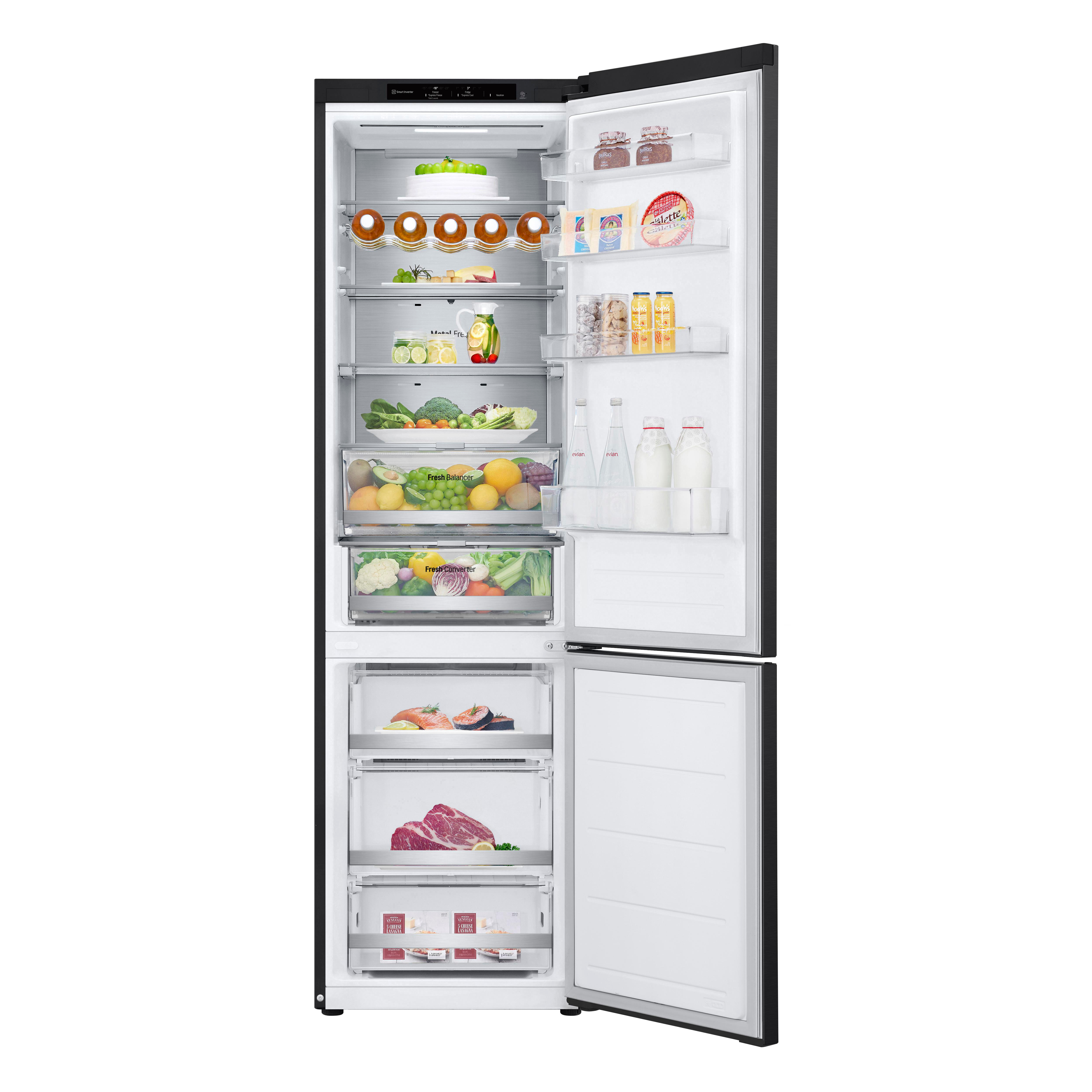 Offener Kühlschrank mit Lebensmitteln, darunter Obst, Gemüse und Fertiggerichte. Schwarze Außenseite mit hellem Innenraum.