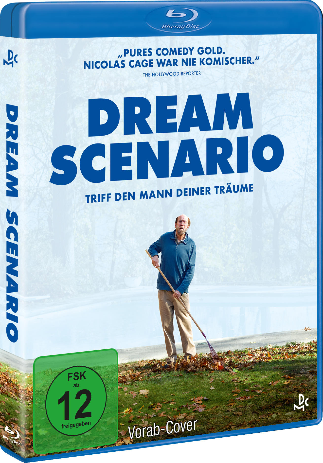 Dream Scenario Blu-ray-Hülle. Nicolas Cage mit Rechen auf Rasen, blaue Hülle.