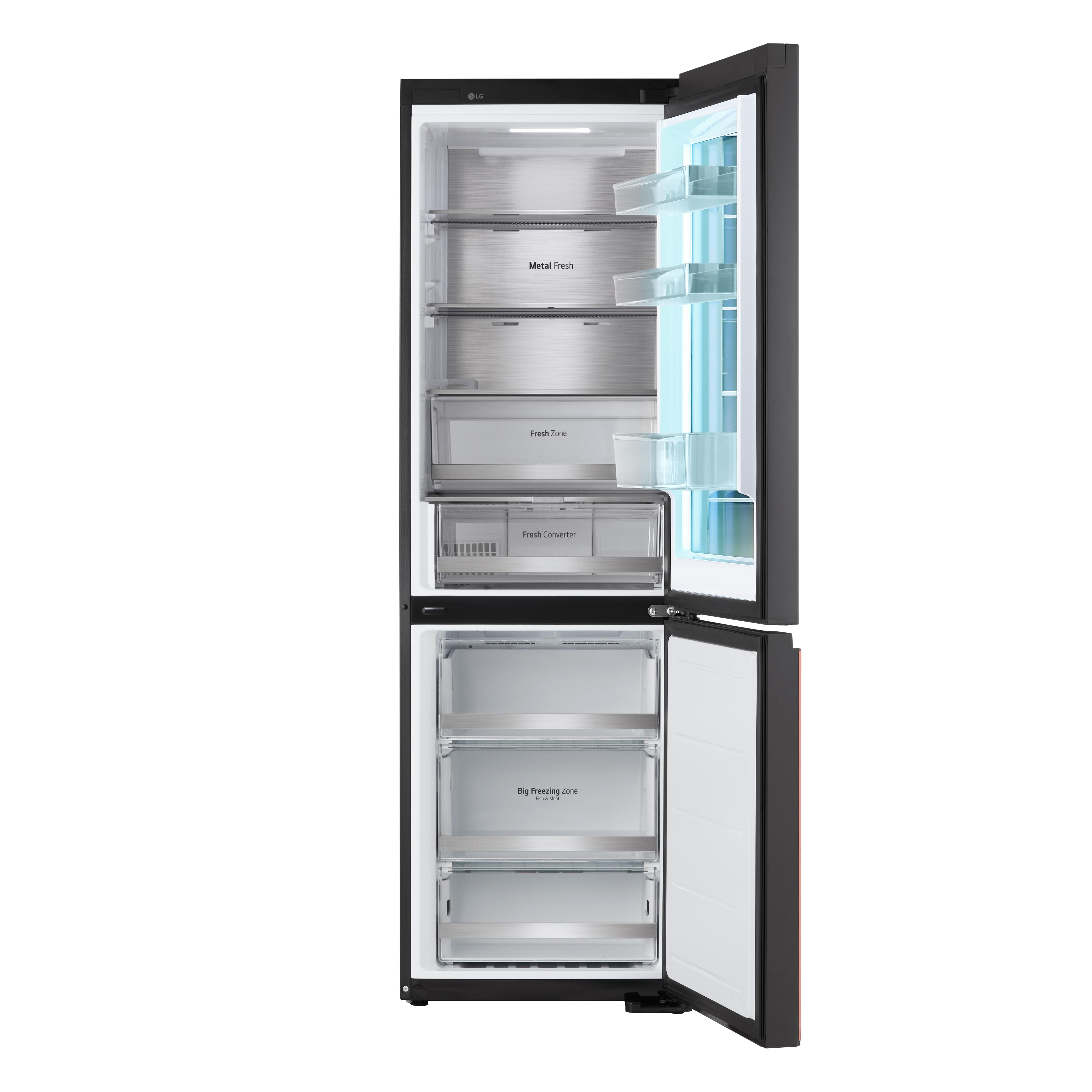 Ein Kühlschrank mit offenen Türen, der Innenfächer und Regale zeigt. Schwarze Außenseite und helle Innenseite.