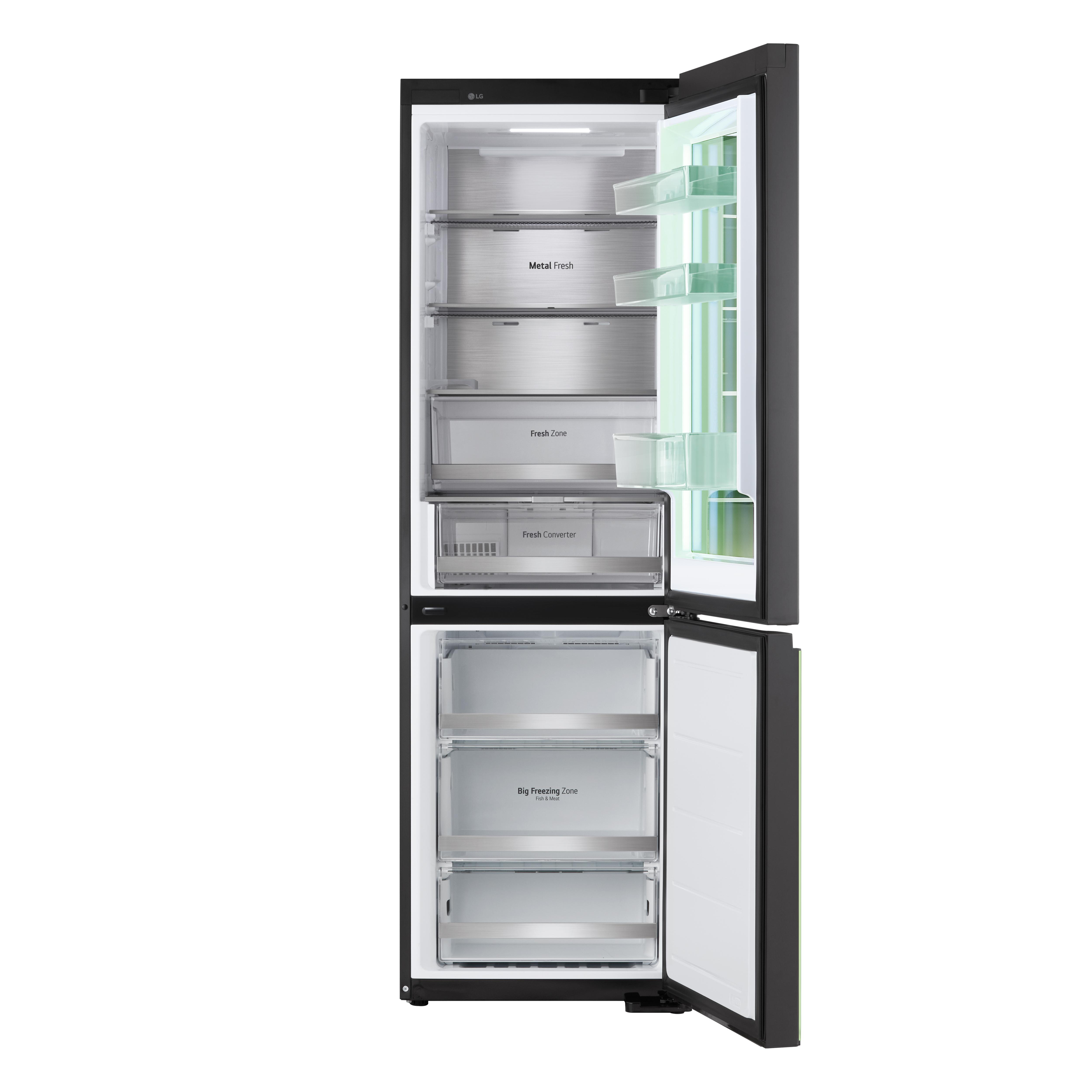 Offener schwarzer Kühlschrank mit Regalen, Schubladen und sichtbaren Lebensmitteln. Rechte Tür offen.