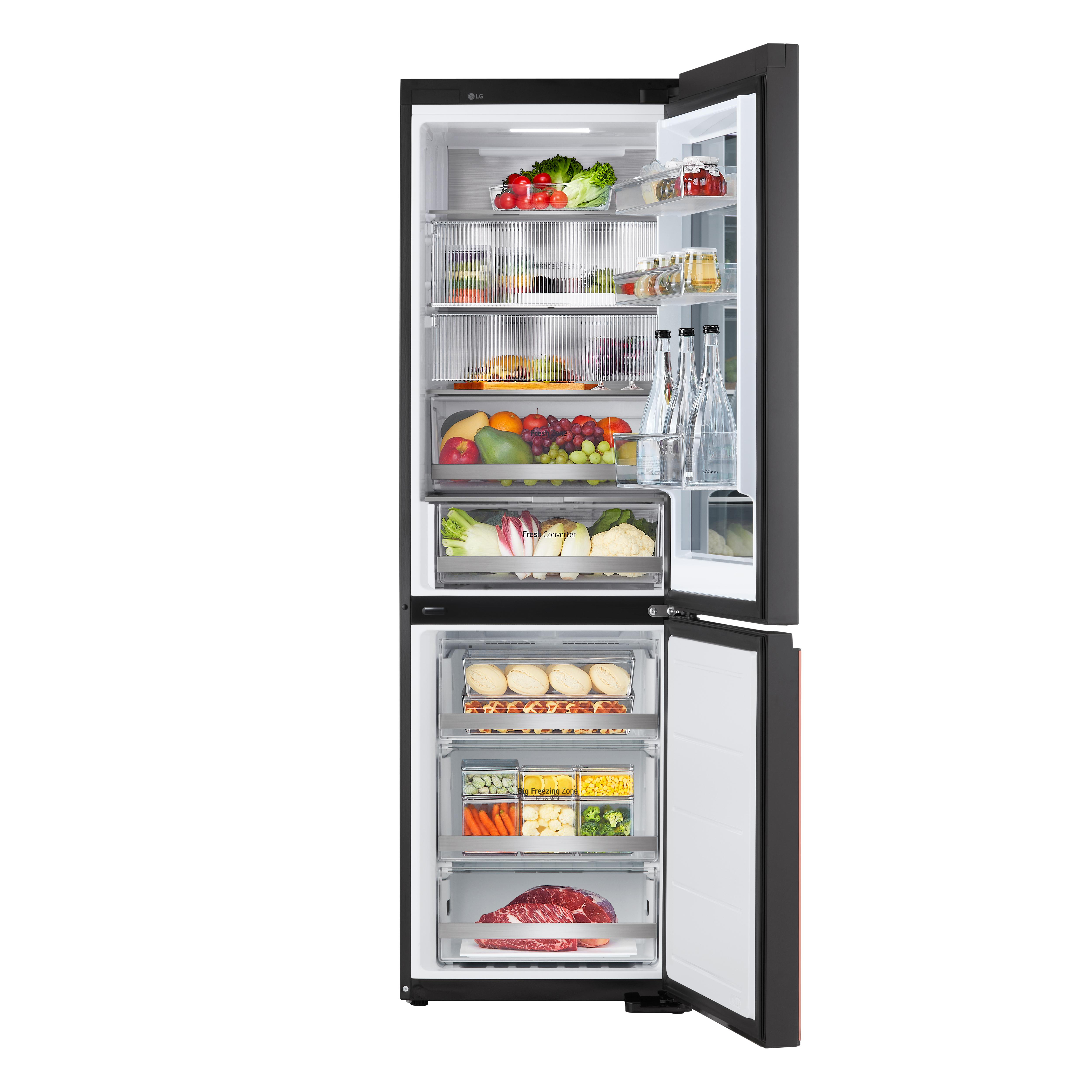 Ein geöffneter Kühlschrank, gefüllt mit Lebensmitteln. Früchte, Gemüse und Flaschen sind sichtbar.