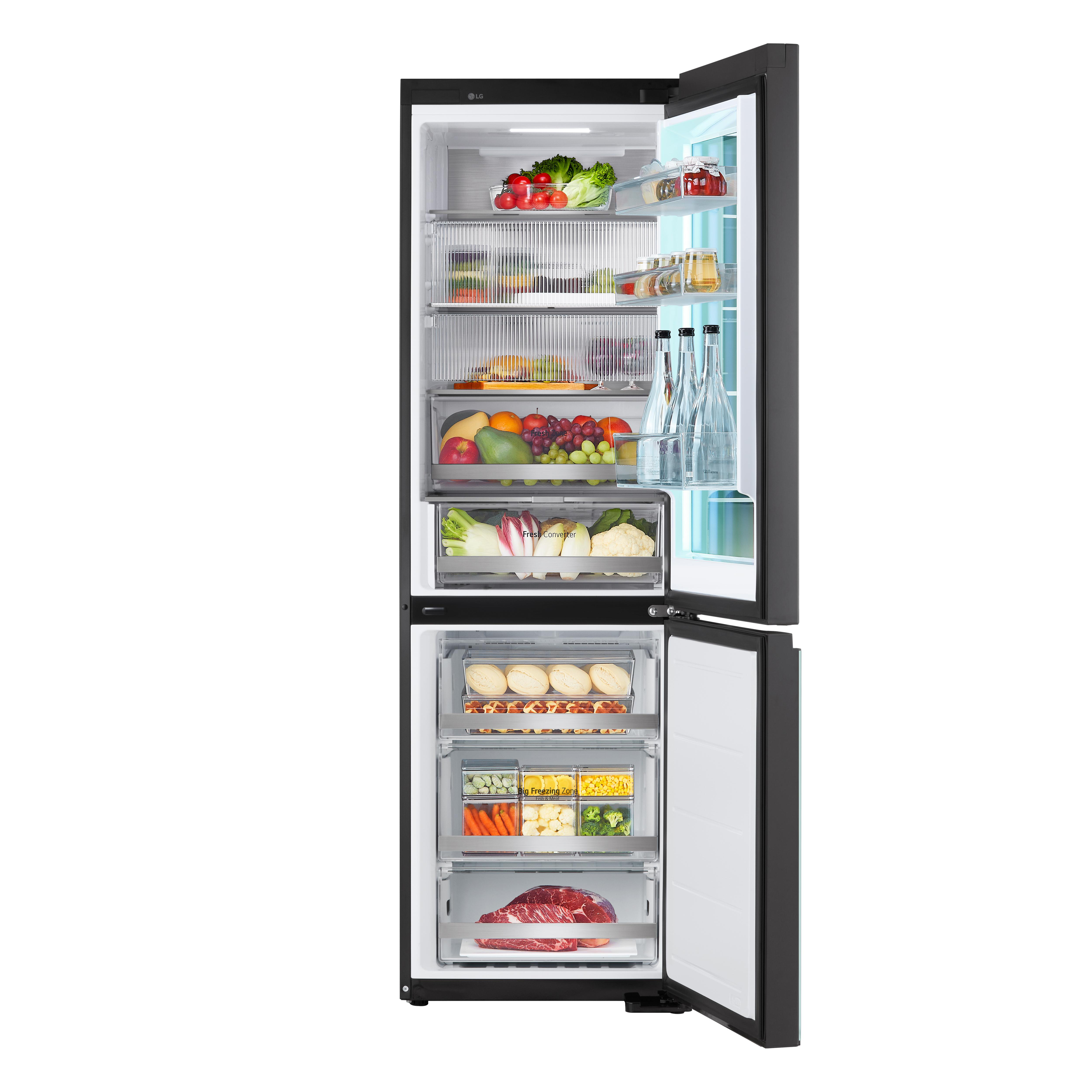 Geöffneter schwarzer LG-Kühlschrank mit Regalen voller Lebensmittel. Gemüse, Obst und Getränke sind sichtbar.