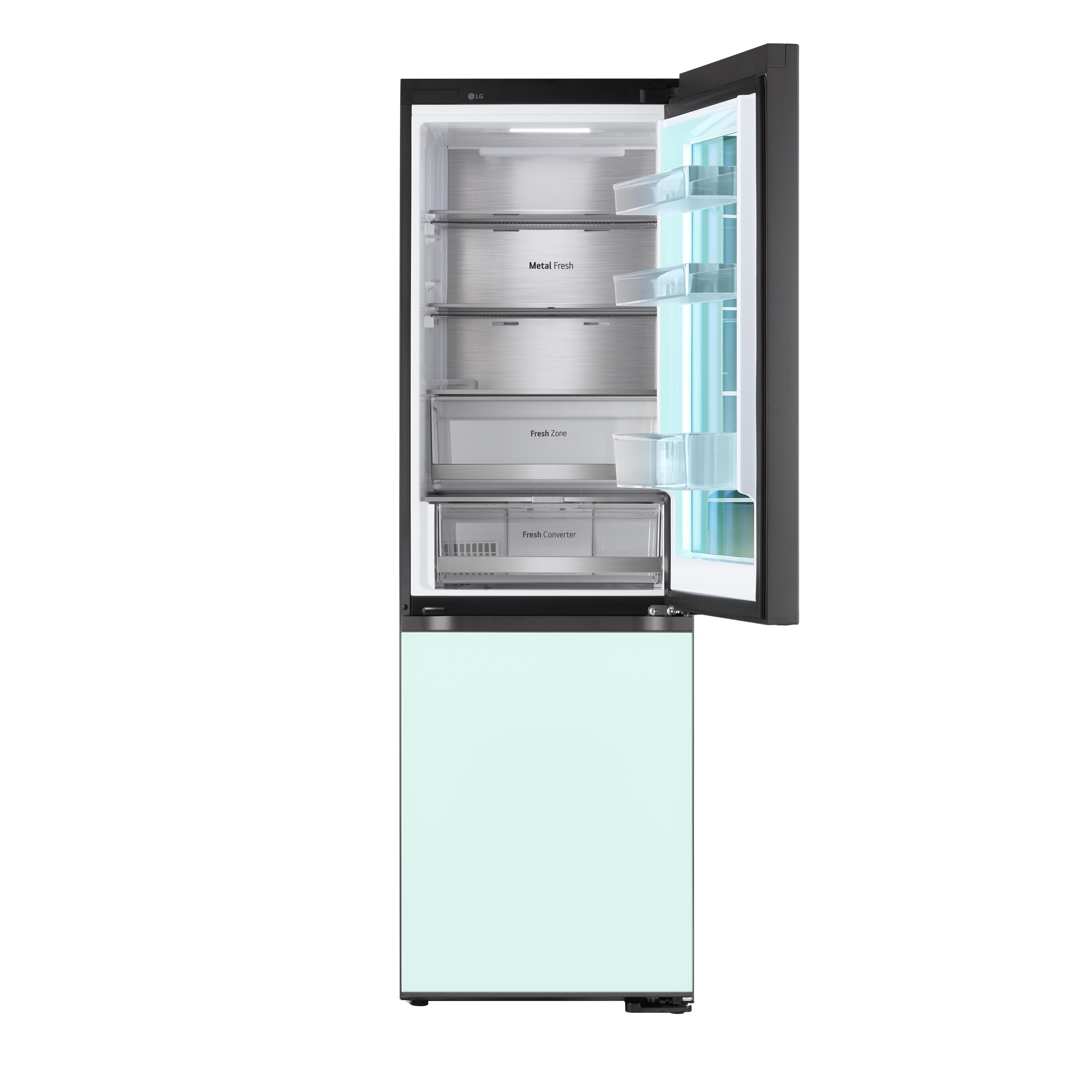 Kühlschrank mit geöffneter Tür. Innenraum zeigt Regale und Schubladen. Schwarze Außen mit Minzetür.