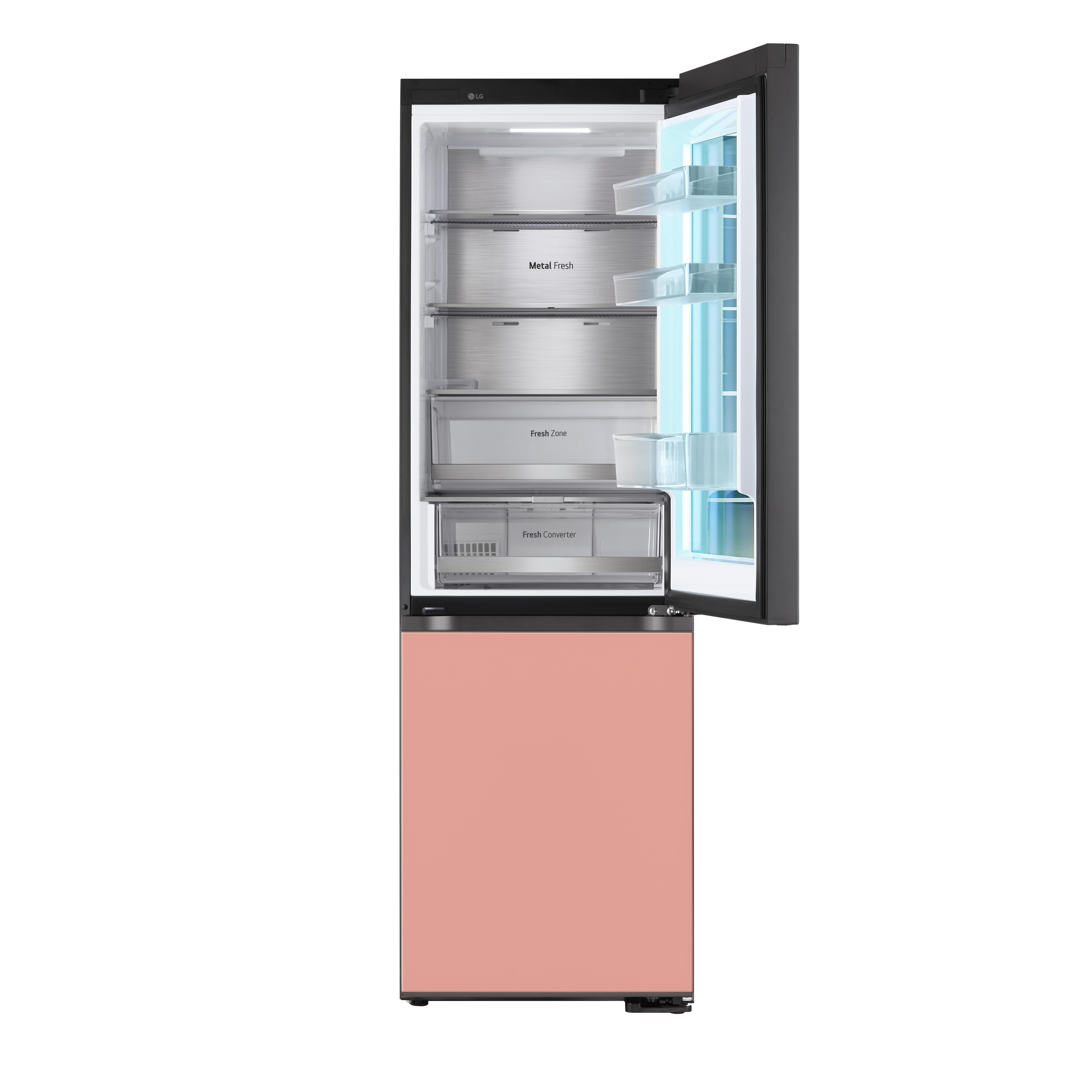 Kühlschrank mit offener Tür. Rosa Boden, silberner Mittelteil und graues Oberteil mit mehreren Fächern.