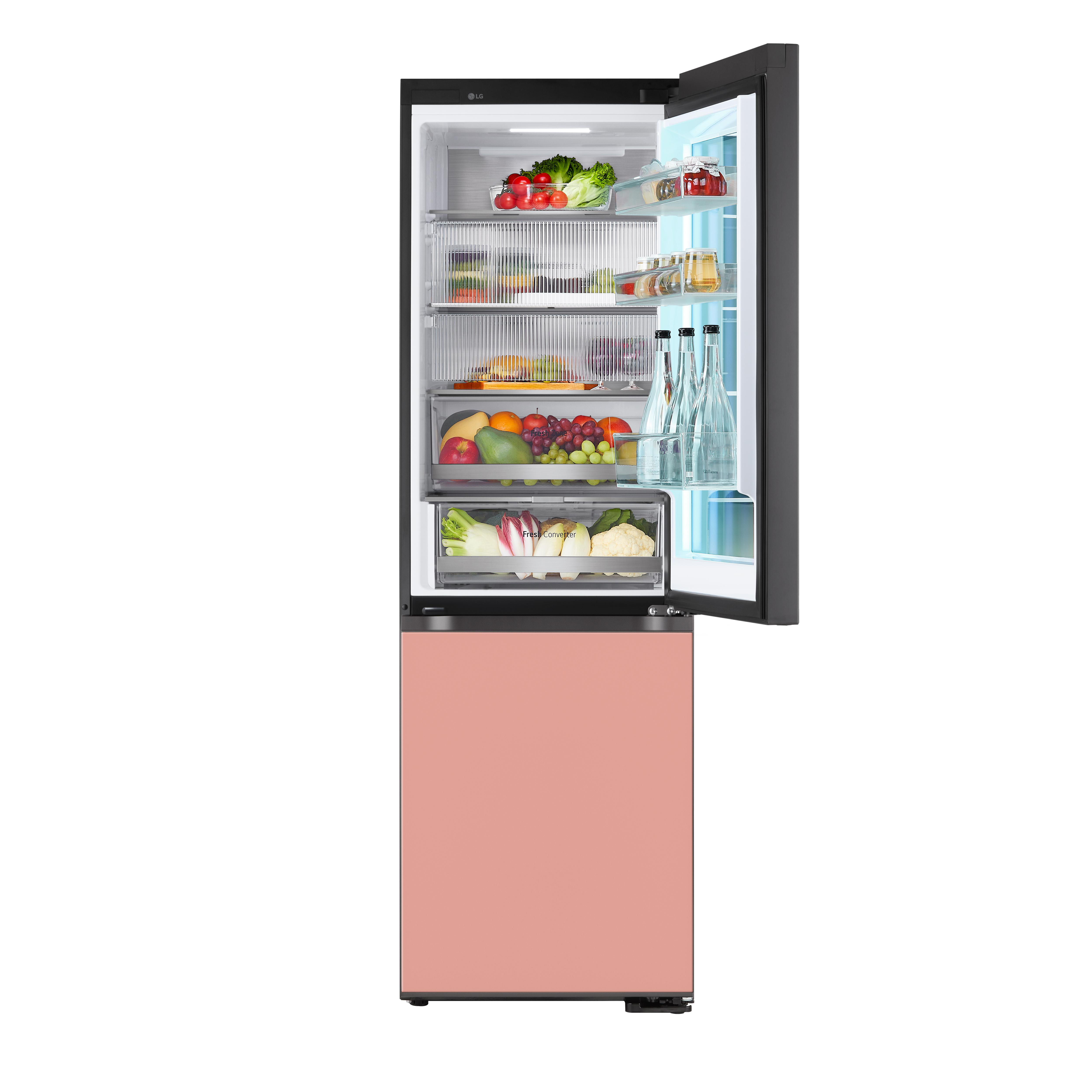 Ein rosa Kühlschrank mit offener Tür. Im Inneren sind Obst, Gemüse und andere Gegenstände sichtbar.