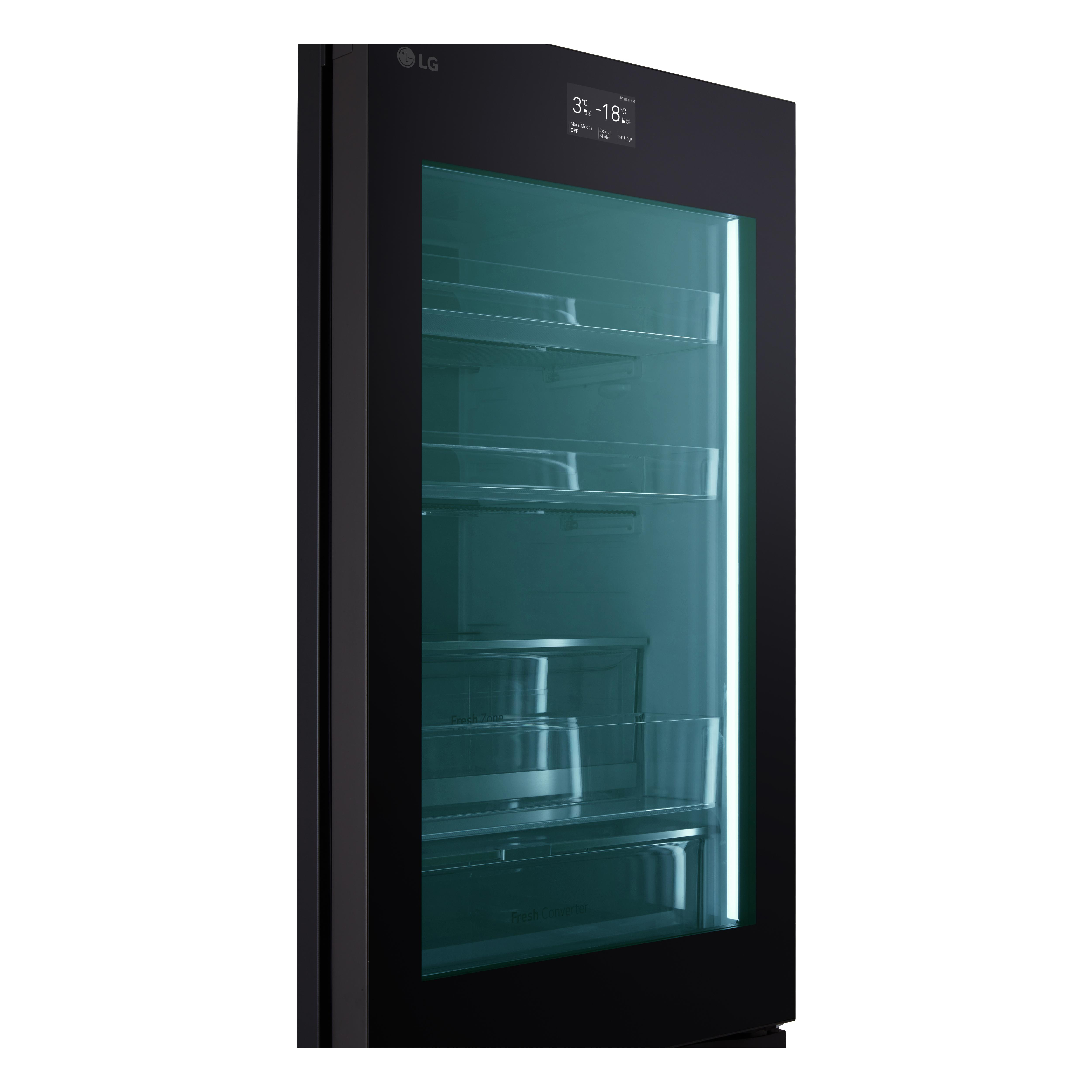 Schwarzer LG-Kühlschrank mit Glastür, zeigt Regale im Inneren.