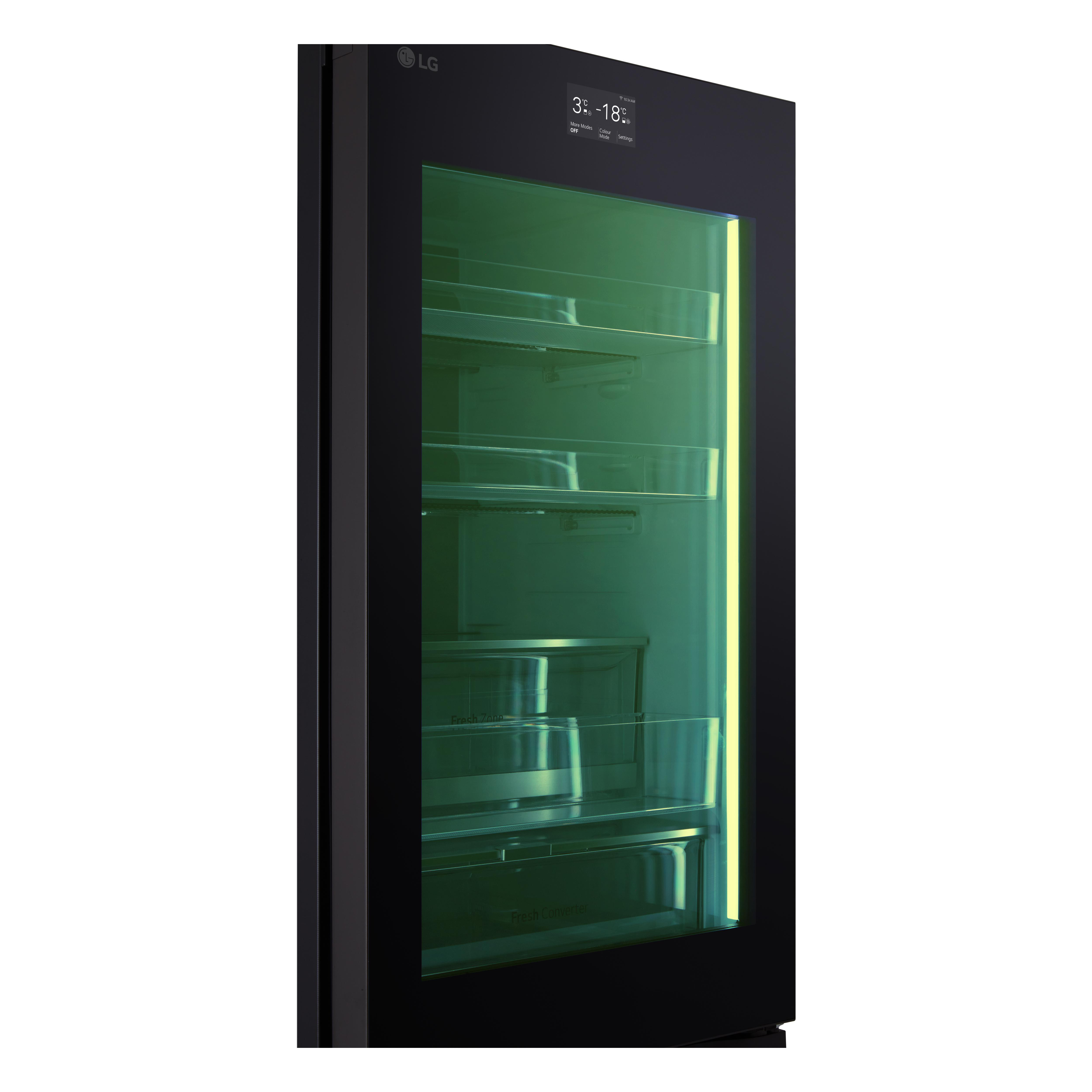 Schwarzer LG-Weinkühlschrank mit Glastür. Innenraum mit Regalen, Gegenständen und Temperaturanzeige.