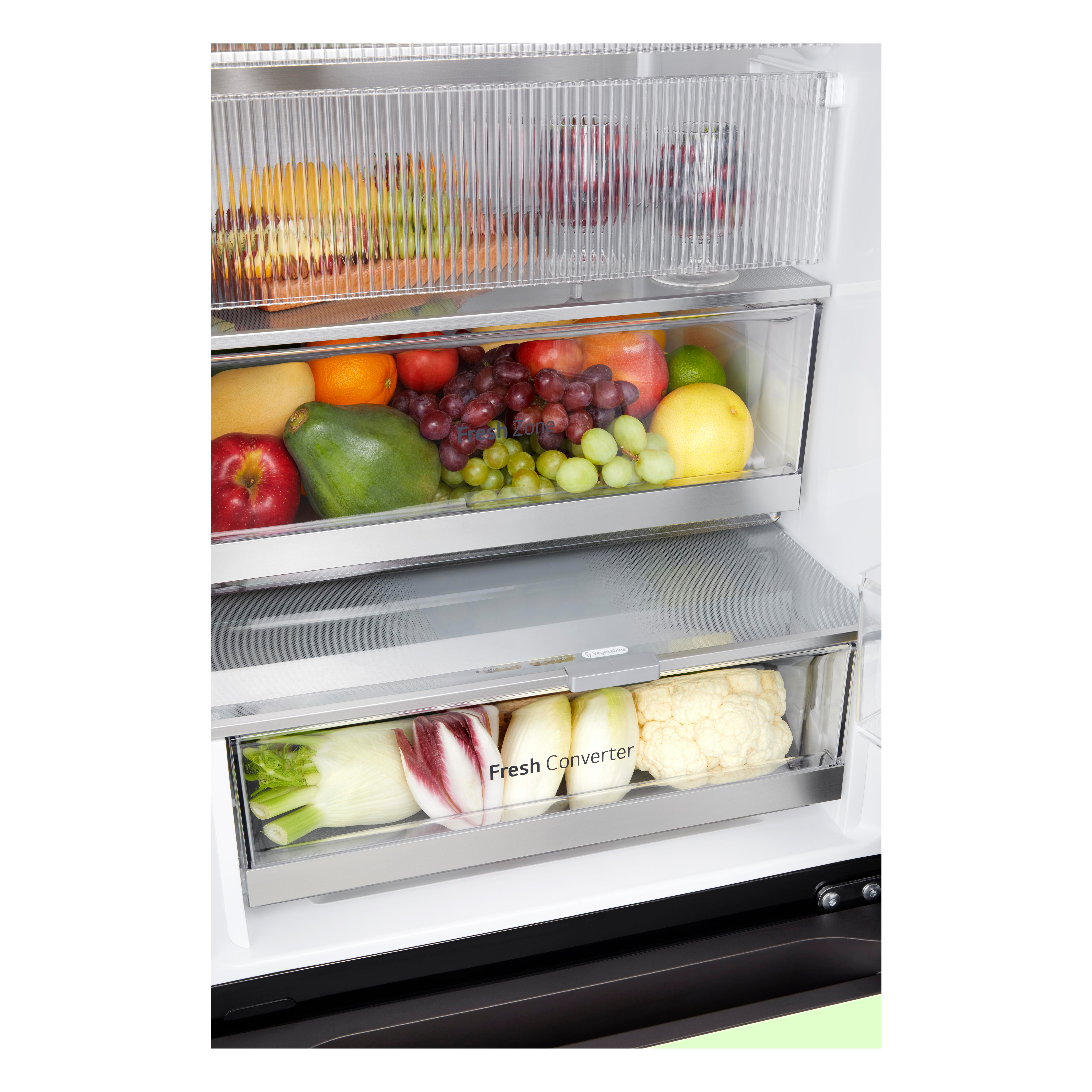 Innenansicht eines Kühlschranks mit Obst und Gemüse in Schubladen. Glasböden.