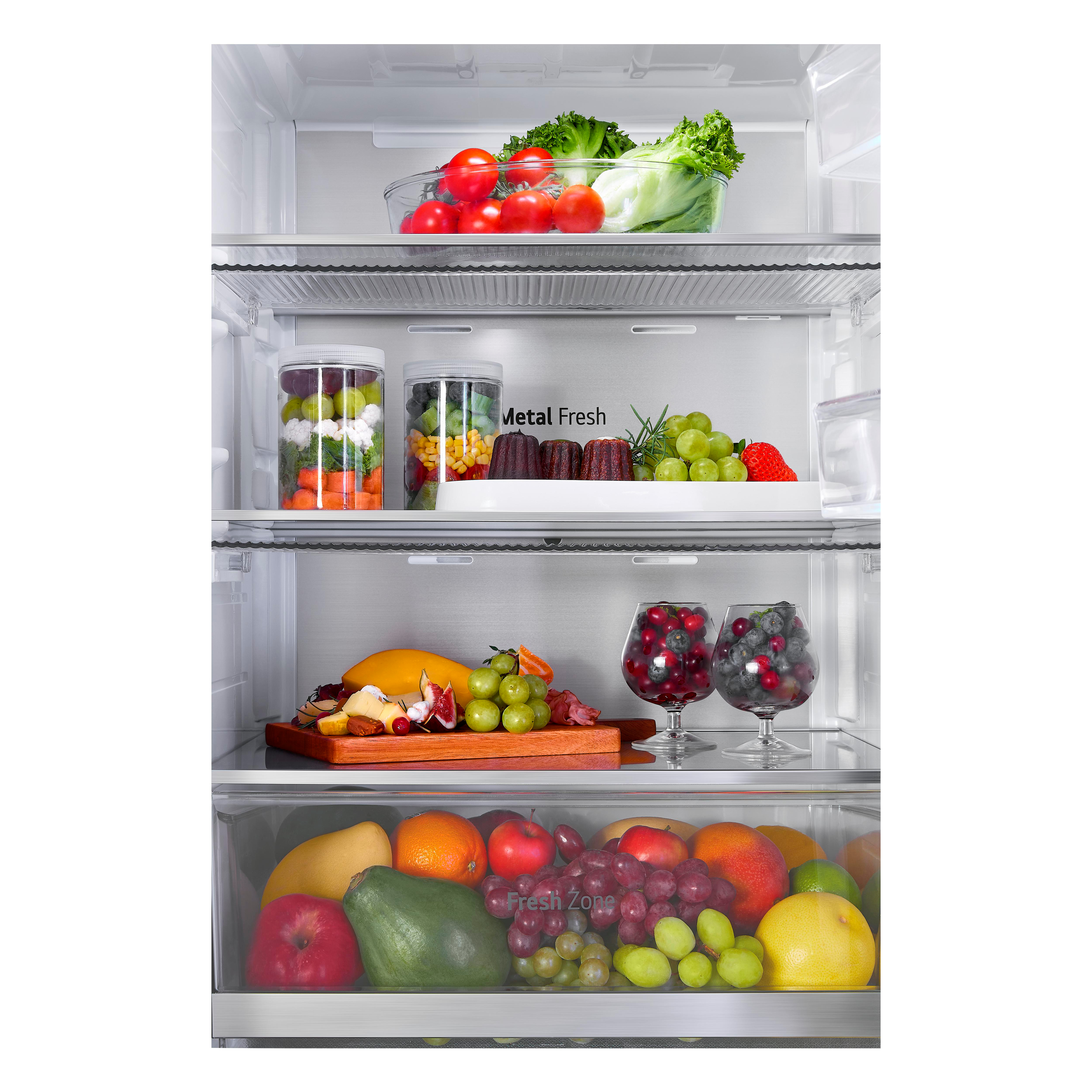 Innenraum eines Kühlschranks mit Obst und Gemüse. Klare Schubladen und Regale.