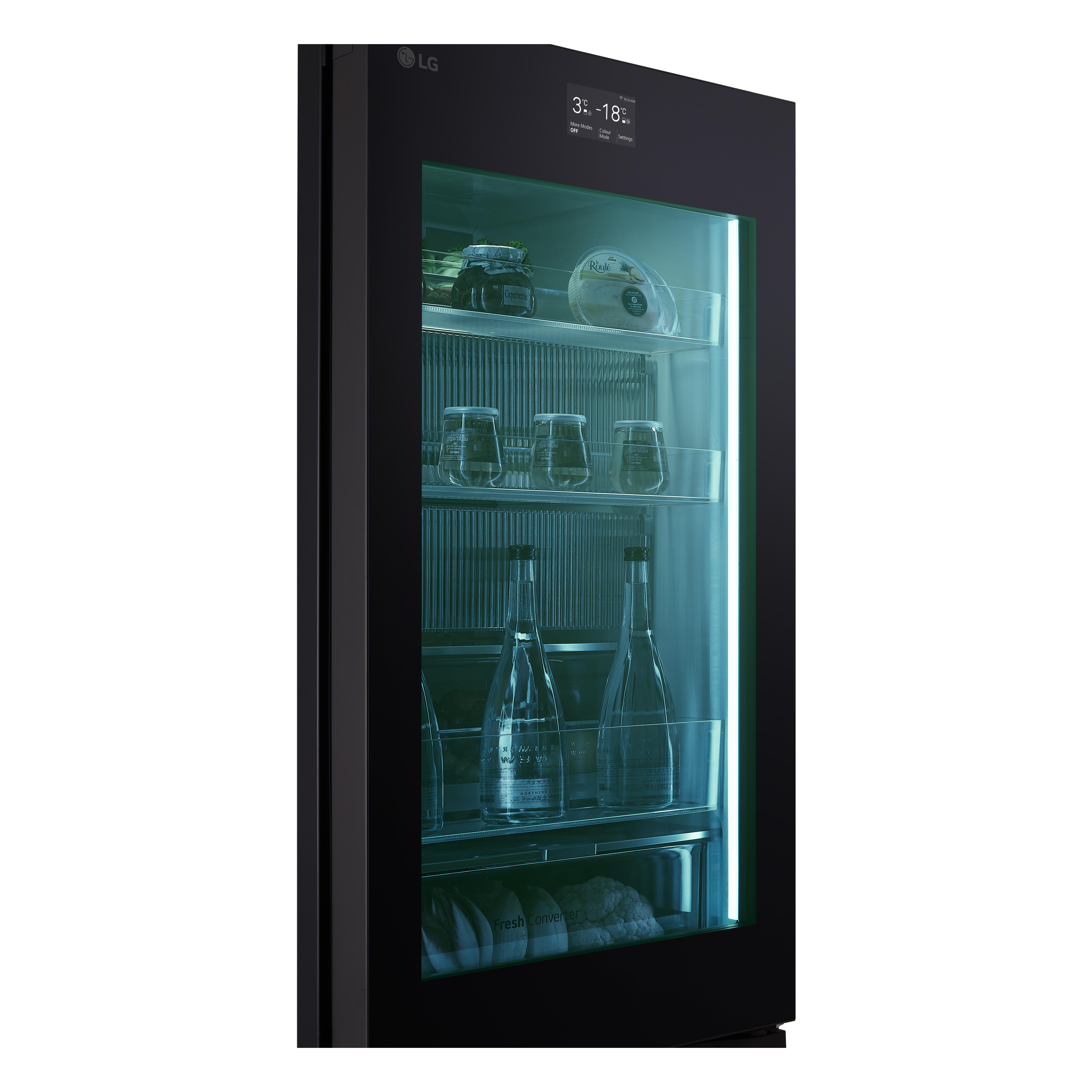Schwarzer Kühlschrank mit Glastür. Im Inneren befinden sich Flaschen und Gläser. Die Tür hat ein Display.