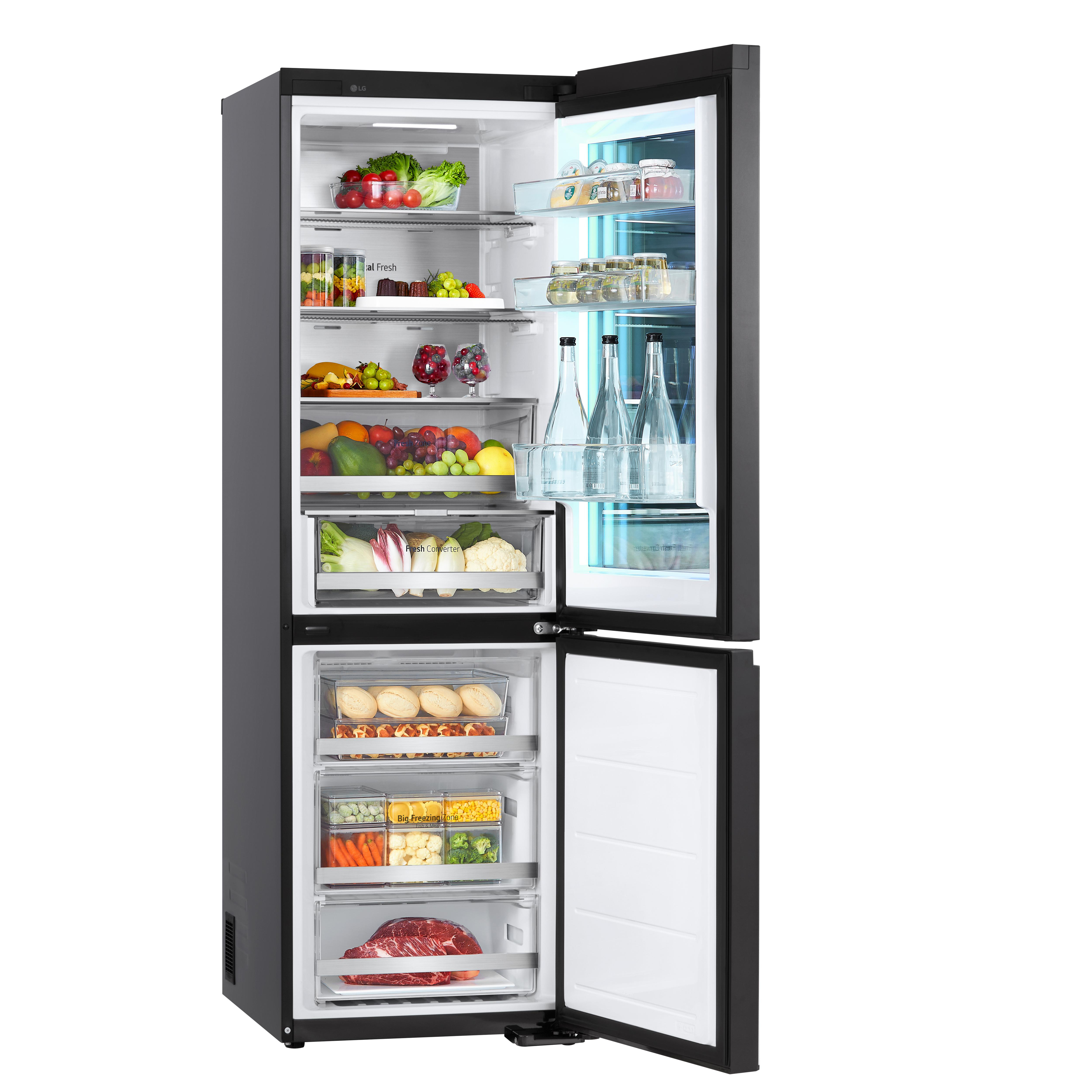 Schwarzer Kühlschrank mit offenen Türen. Innen, Obst, Gemüse, Flaschen und Behälter.