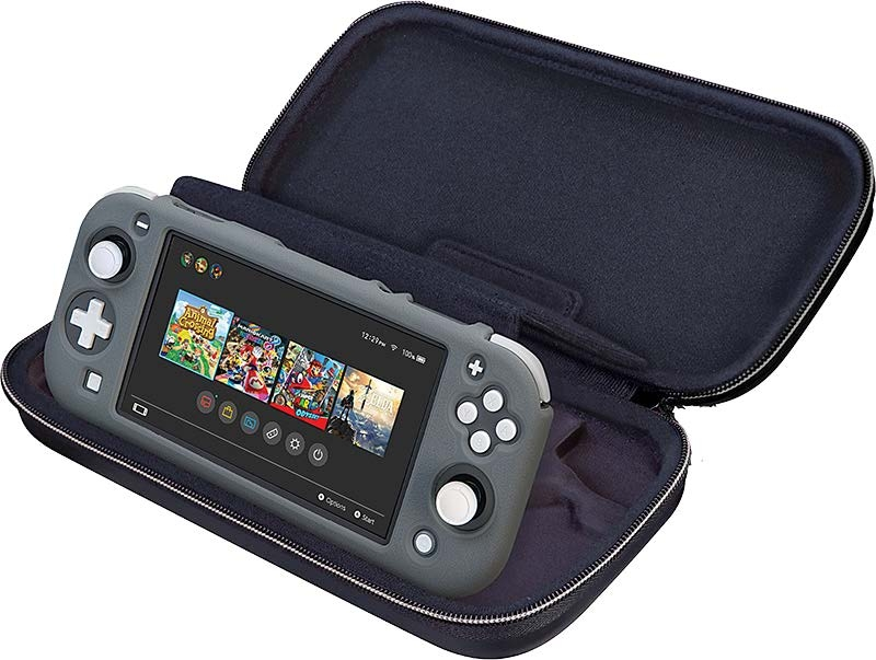 Grauer Nintendo Switch Lite in einer Schutzhülle, geöffnet mit mehreren Spielcovern auf dem Bildschirm.