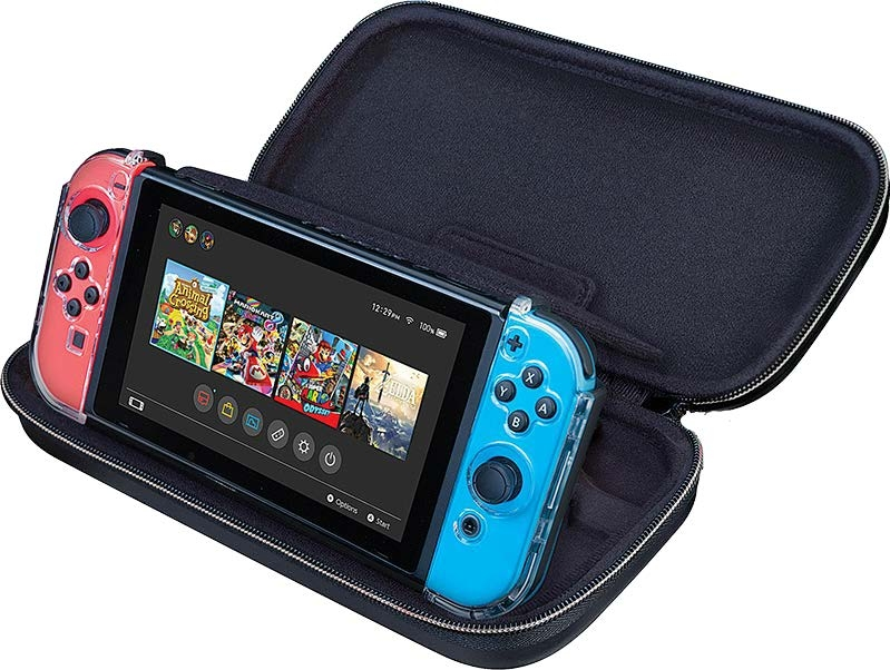 Eine schwarze Hülle mit einer Nintendo Switch. Joy-Cons sind rot und blau. Bildschirm zeigt Spielauswahl.