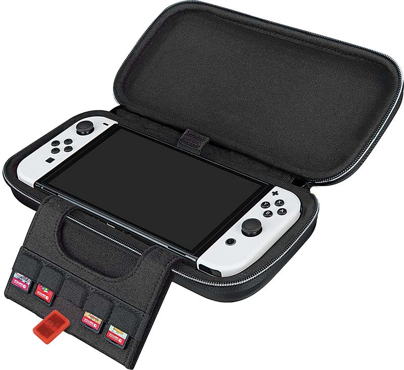 Schwarze Hülle mit Switch-Konsole und Spielkassetten. Schwarze Hülle ist offen.